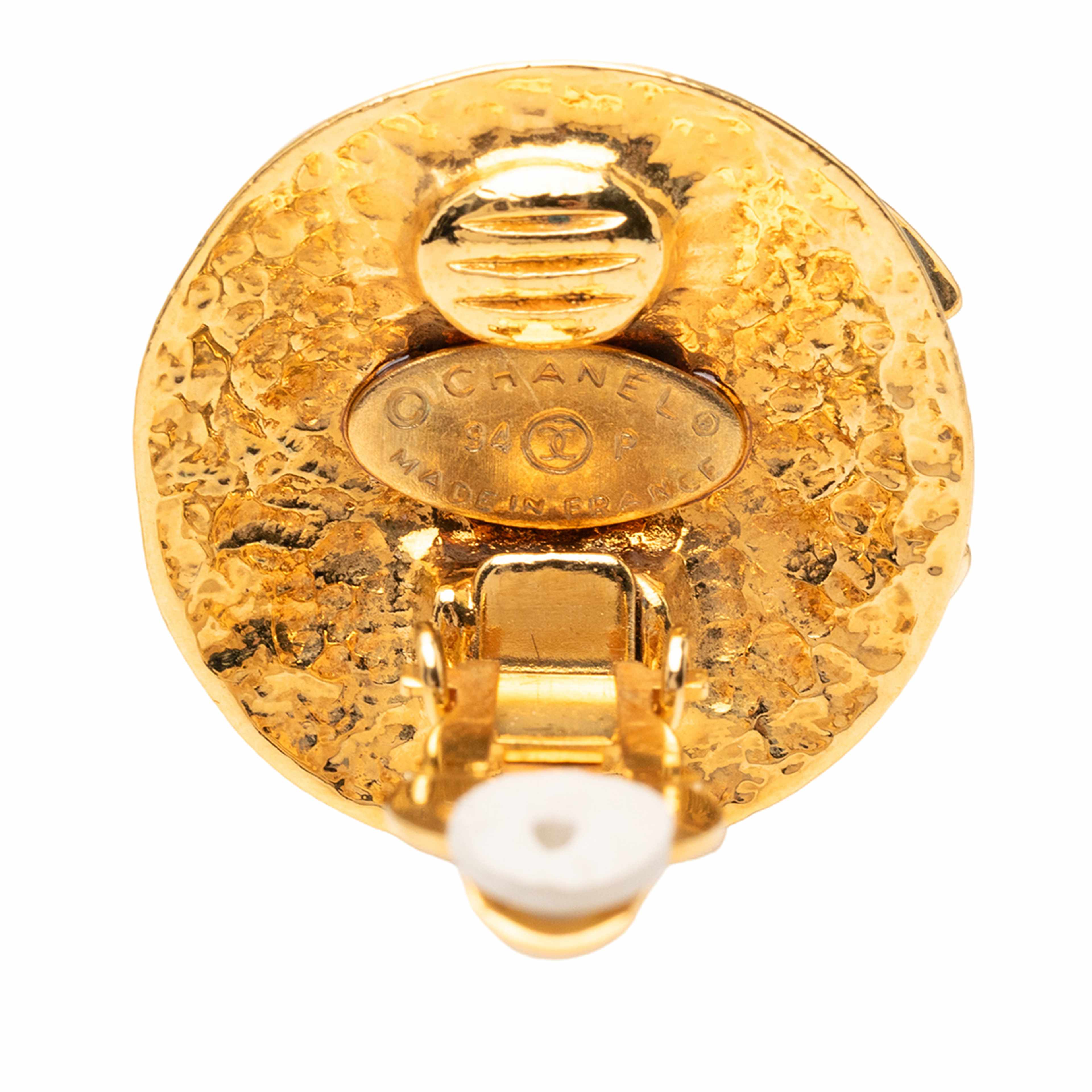 Chanel Gold Plated Cc Round Clip On Earrings, från Luxclusif, i färgen gold. Klicka för att öppna bilden i stort format