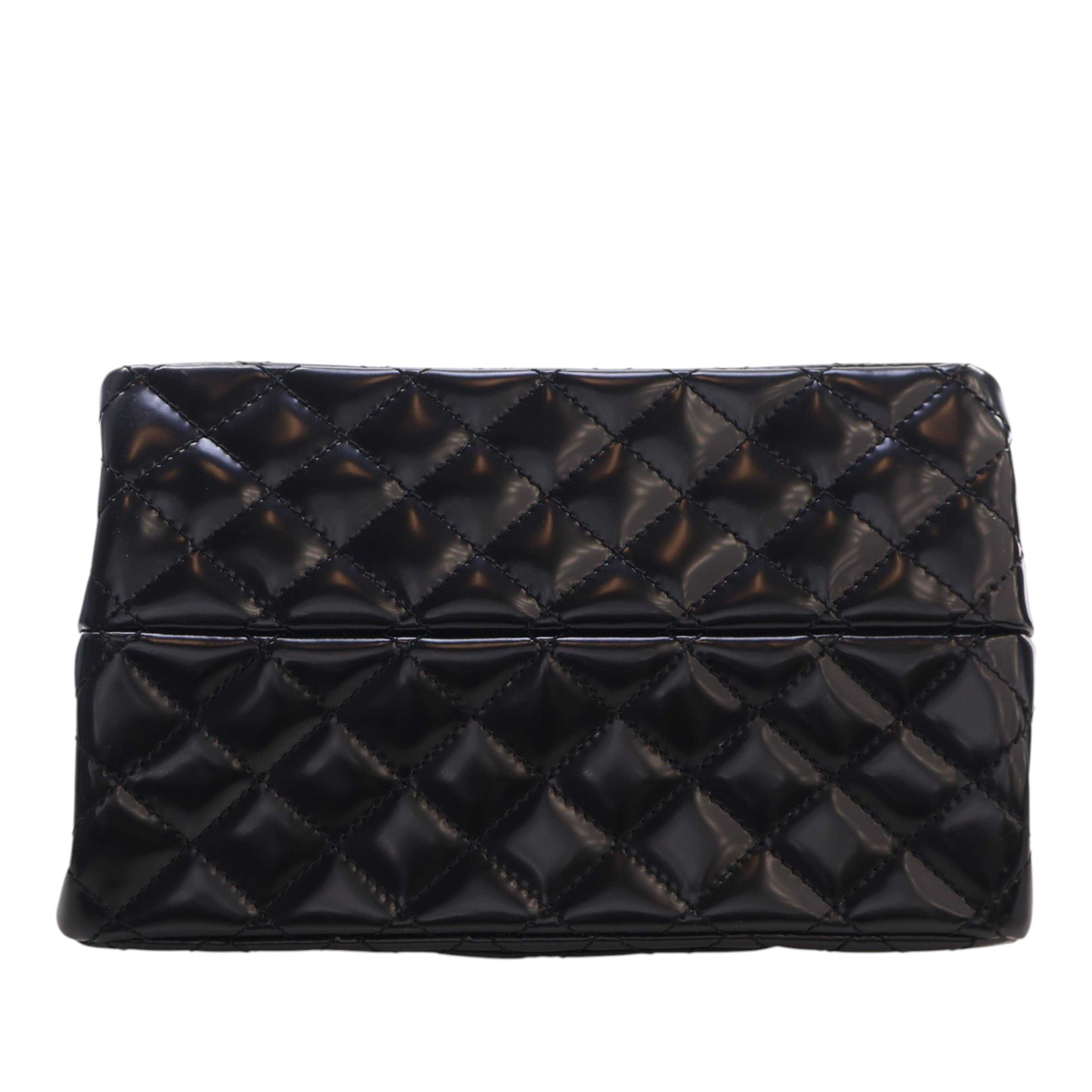 Chanel Quilted Glazed Calfskin Reissue 2.55 Accordion Flap 225, från Luxclusif, i färgen svart. Klicka för att öppna bilden i stort format
