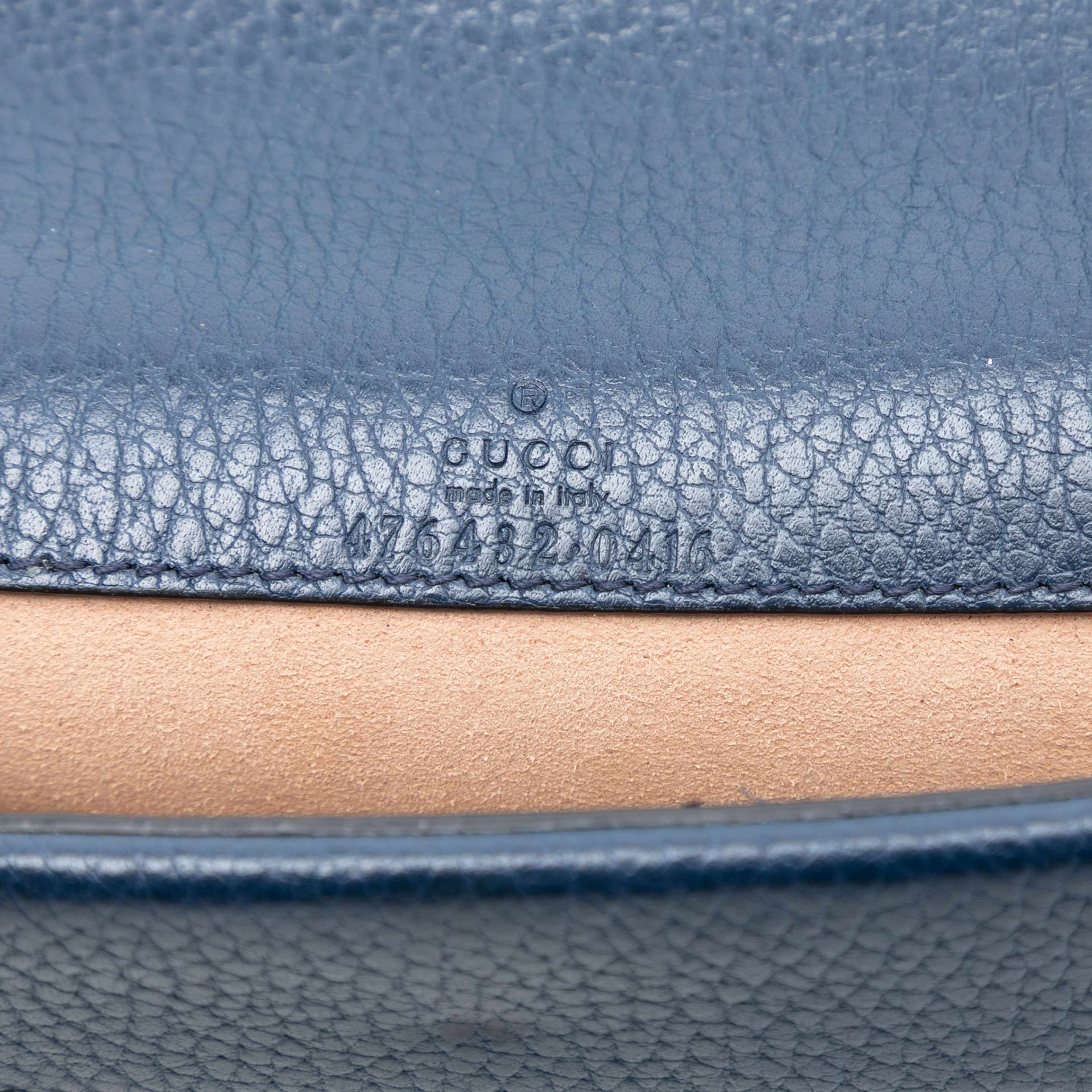 Gucci Mini Leather Dionysus Crossbody, från Luxclusif, i färgen dark blue. Klicka för att öppna bilden i stort format