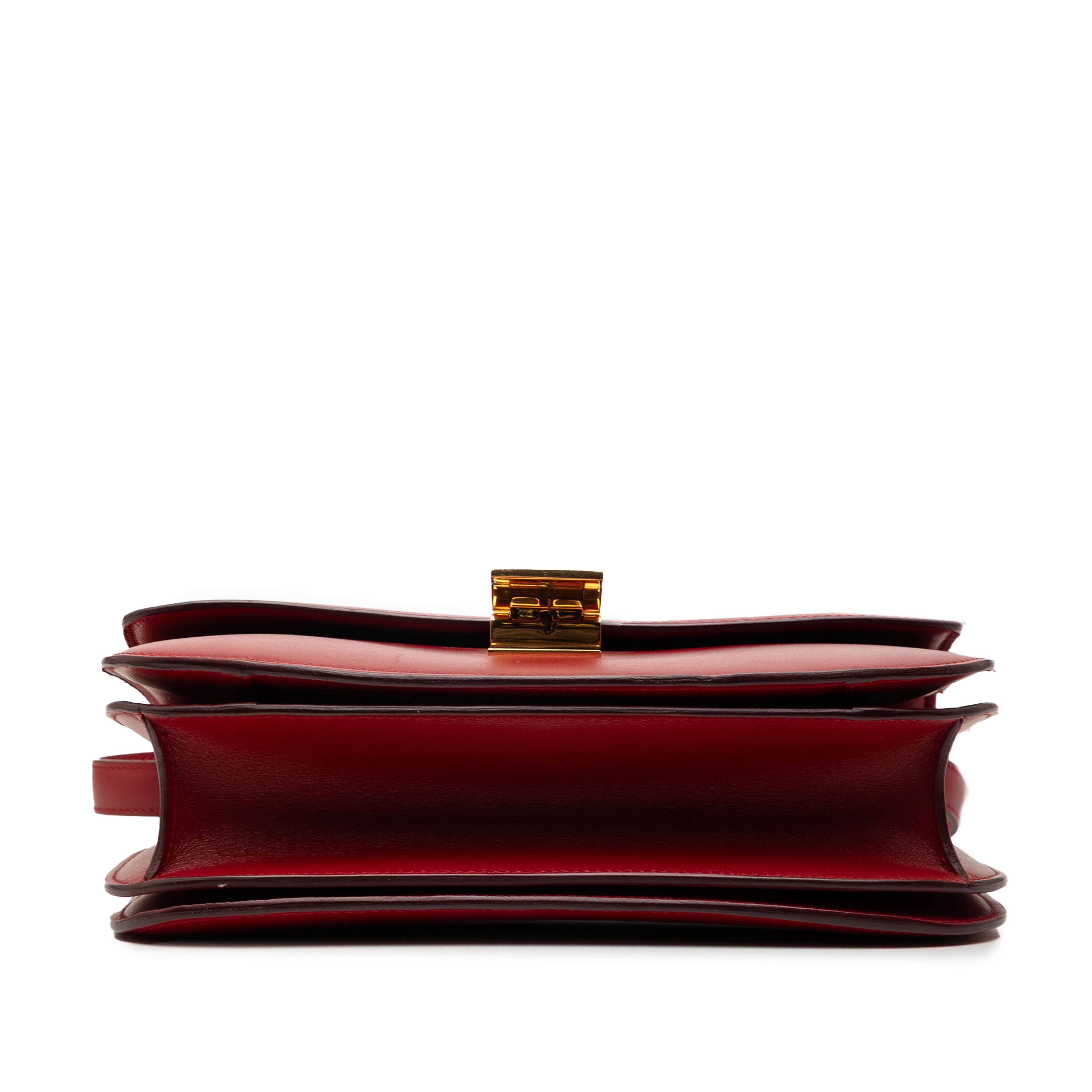 Celine Medium Calfskin Classic Box, från Luxclusif, i färgen röd. Klicka för att öppna bilden i stort format