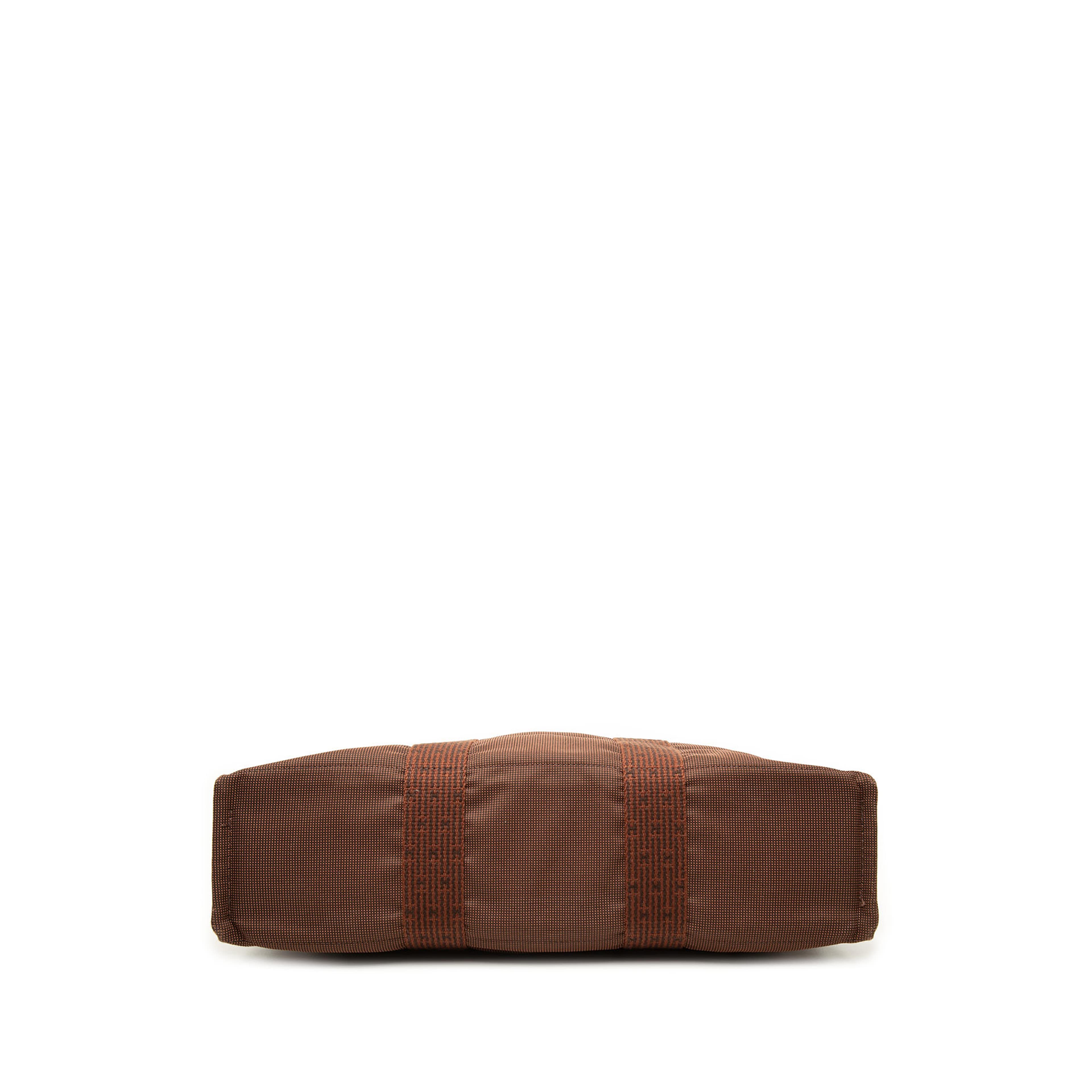Hermès Canvas Herline Mm, från Luxclusif, i färgen brun. Klicka för att öppna bilden i stort format