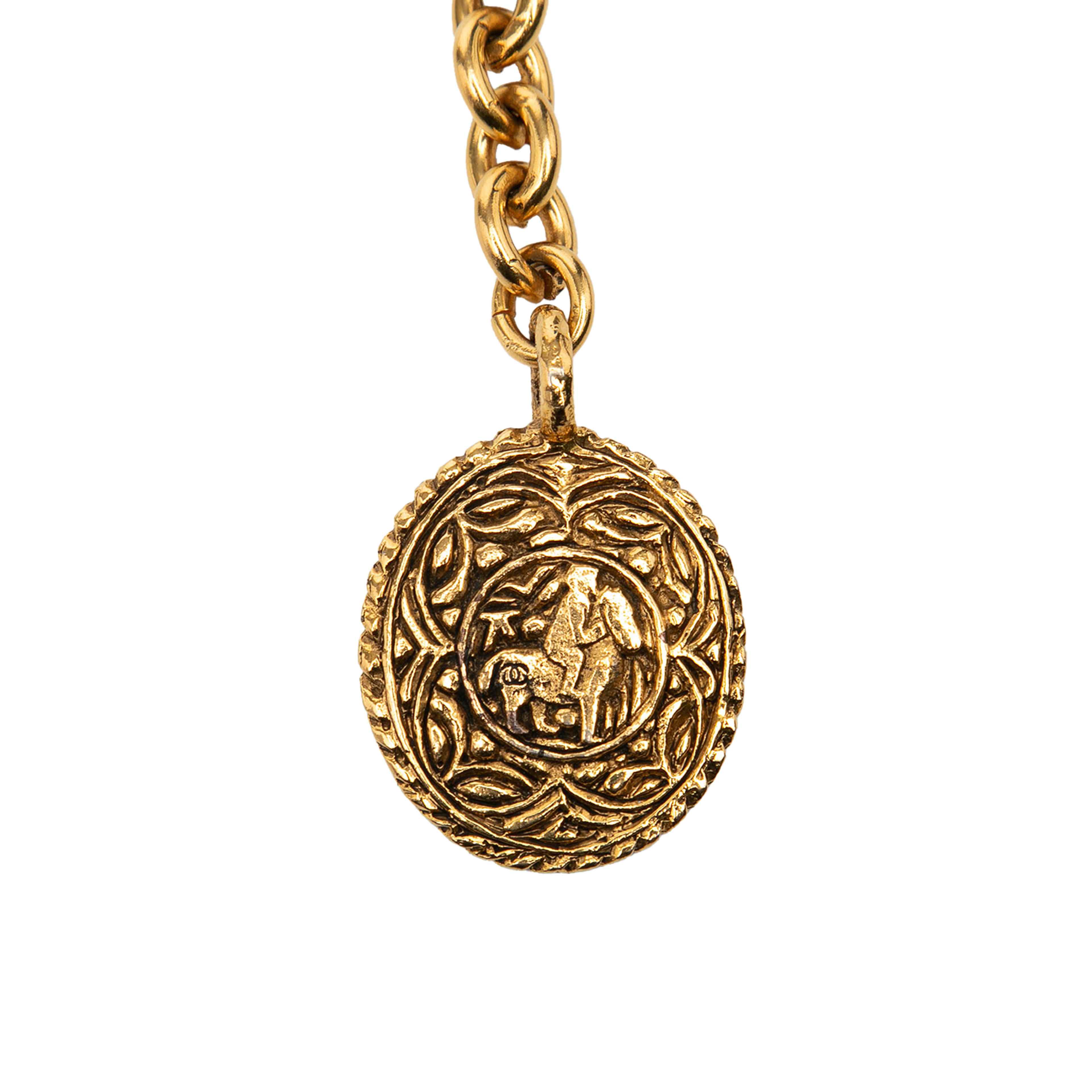 Chanel Gold Plated Equestrian Medallion Chain Belt, från Luxclusif, i färgen gold. Klicka för att öppna bilden i stort format