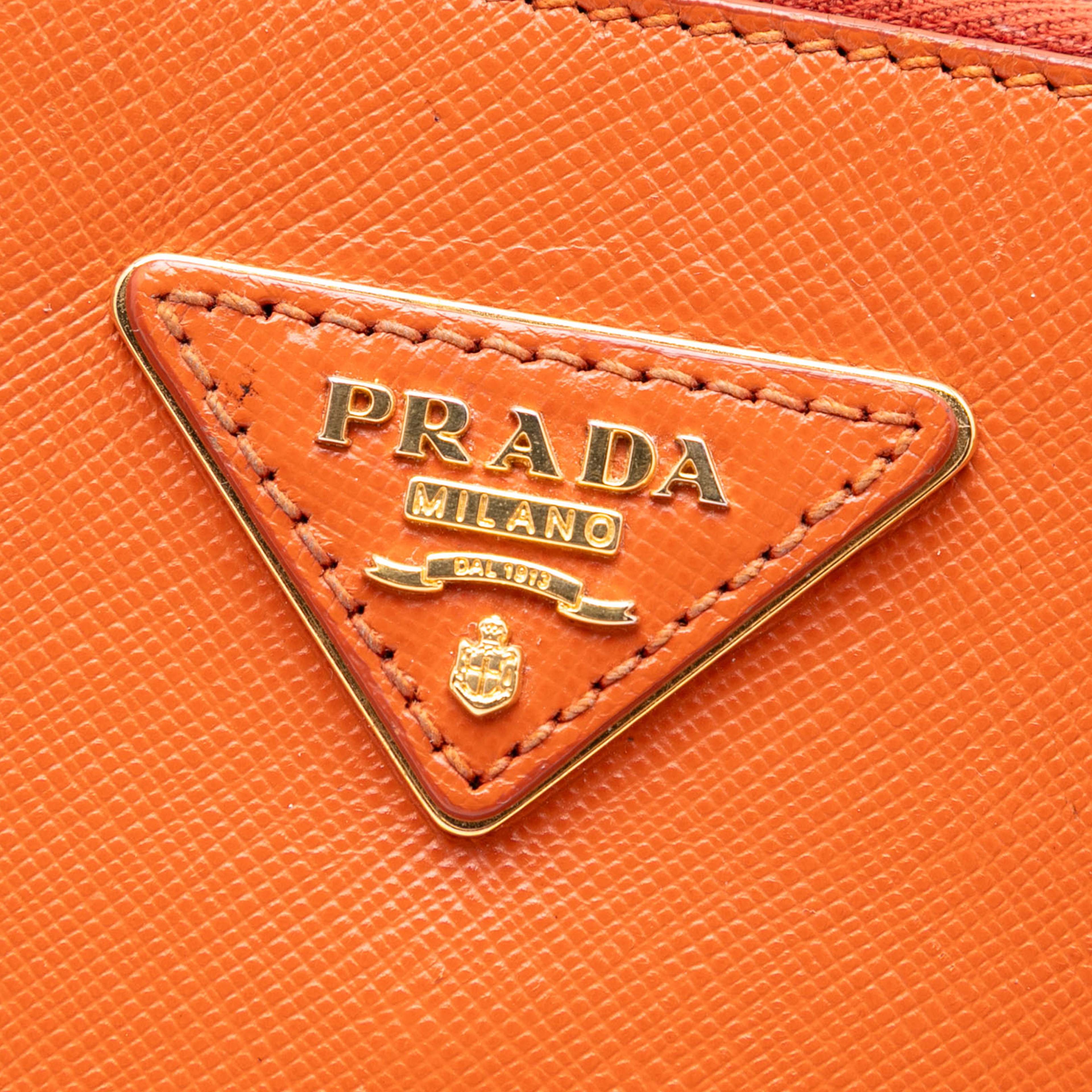 Prada Medium Saffiano Lux Promenade Satchel, från Luxclusif, i färgen orange. Klicka för att öppna bilden i stort format