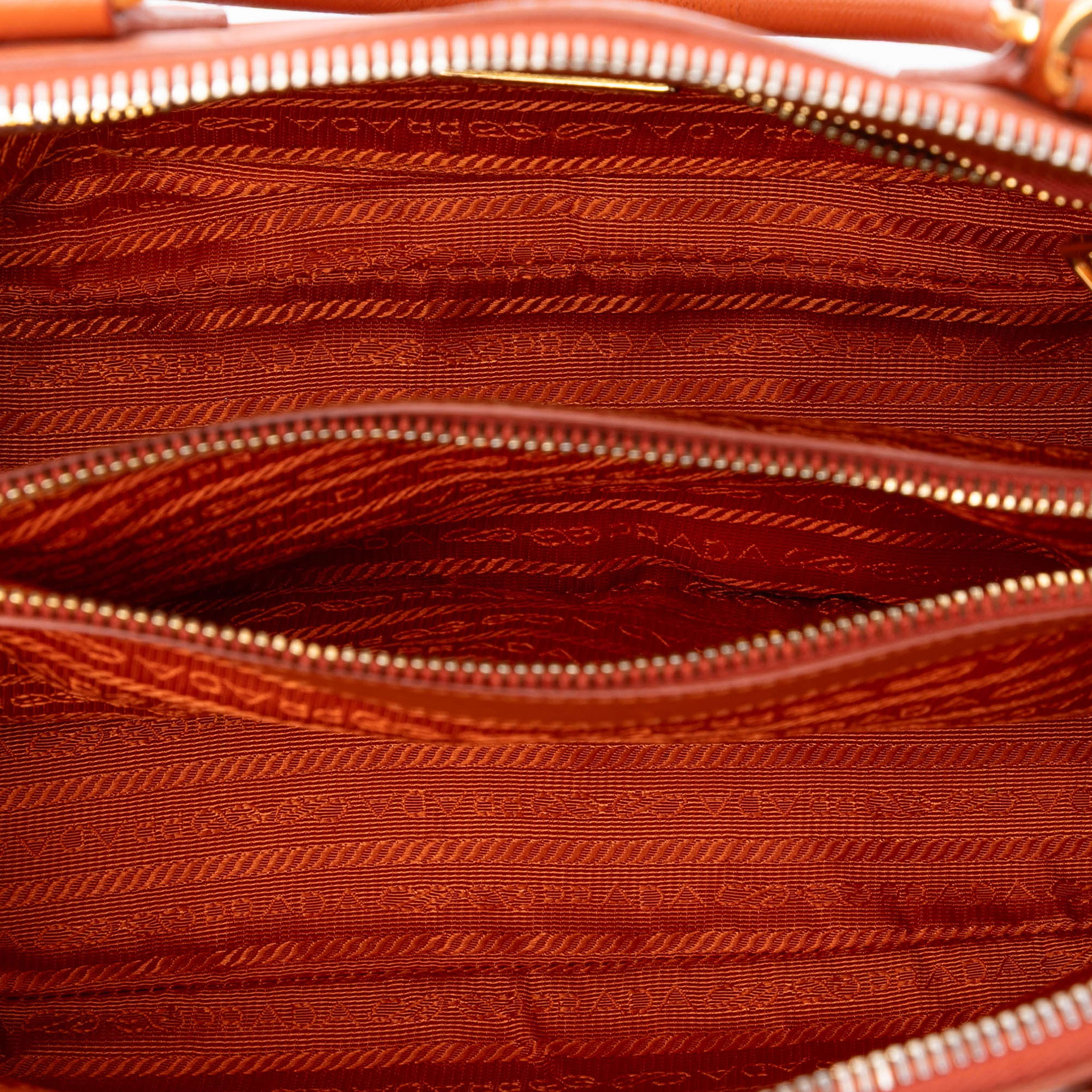 Prada Medium Saffiano Lux Promenade Satchel, från Luxclusif, i färgen orange. Klicka för att öppna bilden i stort format