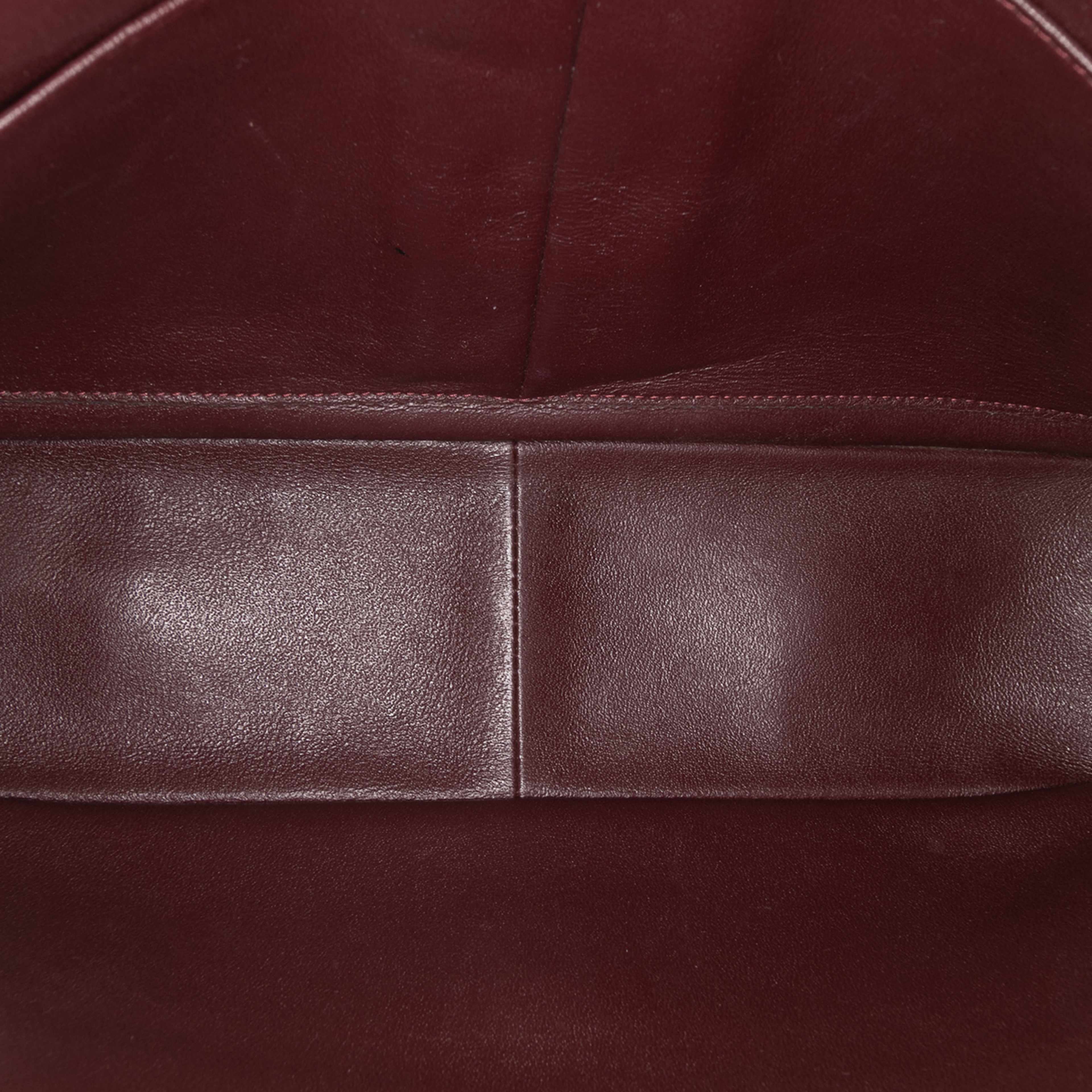 Chanel Jumbo Classic Chevron Lambskin Double Flap, från Luxclusif, i färgen black. Klicka för att öppna bilden i stort format