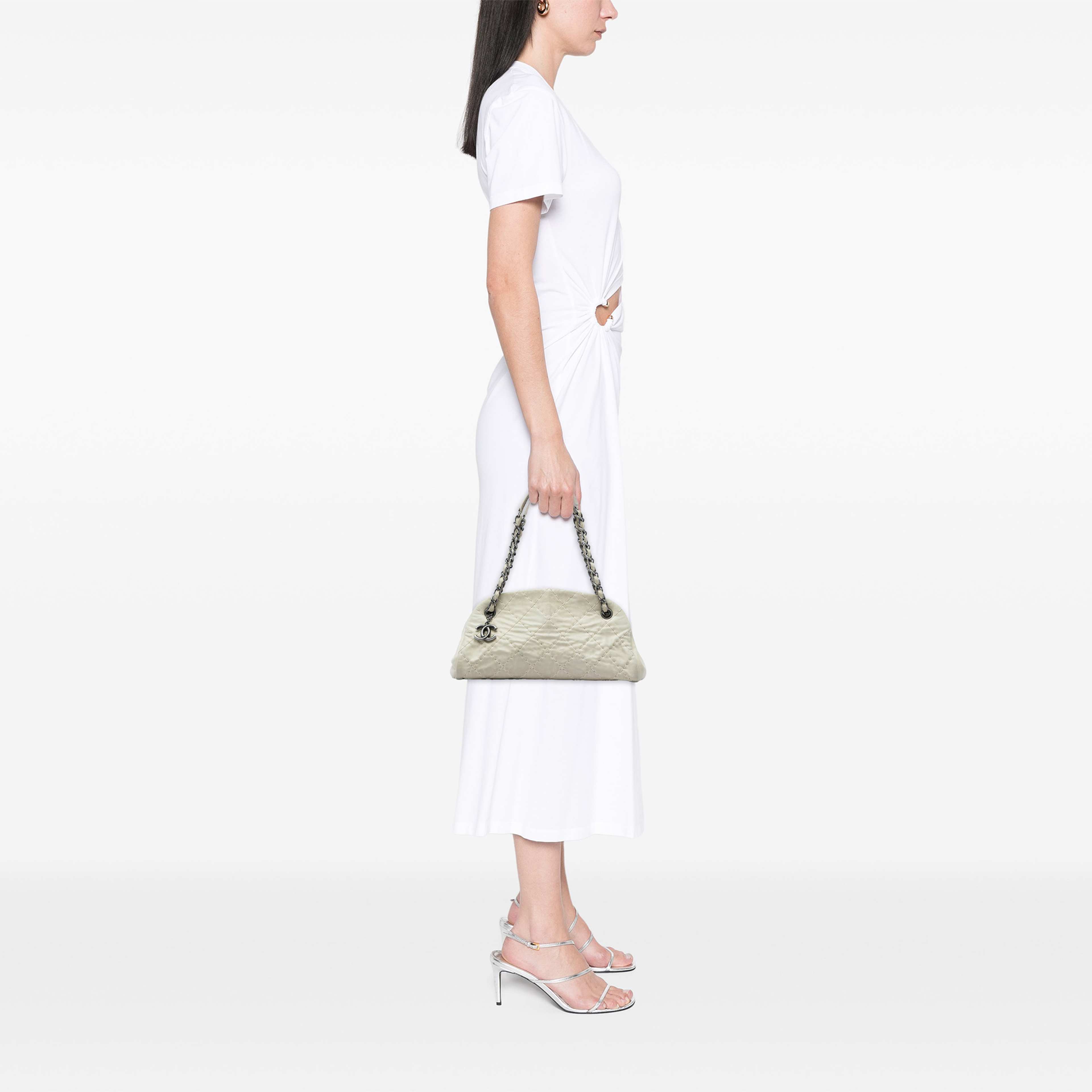 Chanel Medium Stitched Aged Calfskin Just Mademoiselle Bowling Bag, från Luxclusif, i färgen vit. Klicka för att öppna bilden i stort format
