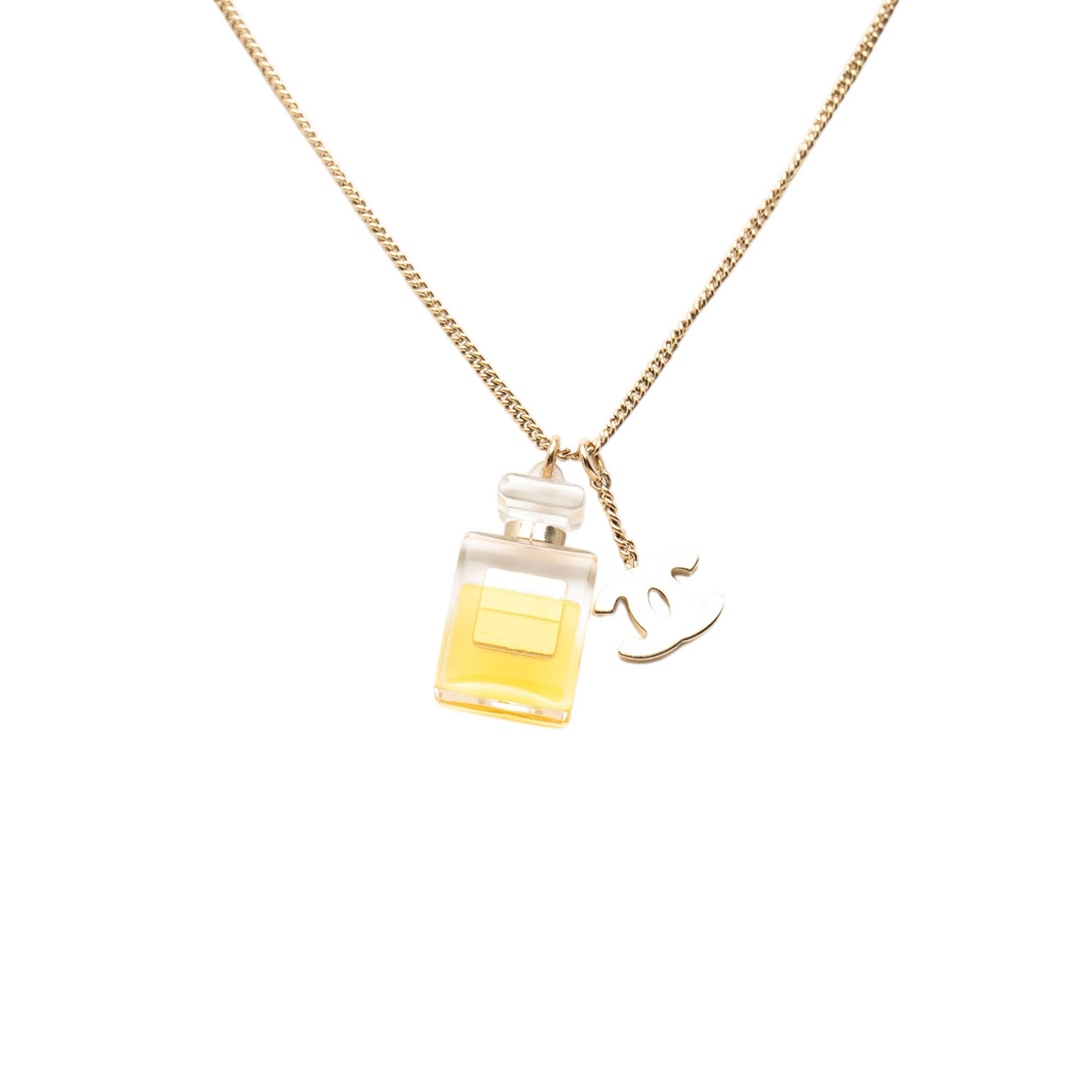 Chanel Gold Plated No 5 Perfume Bottle And Cc Pendant Necklace, från Luxclusif, i färgen gold. Klicka för att öppna bilden i stort format