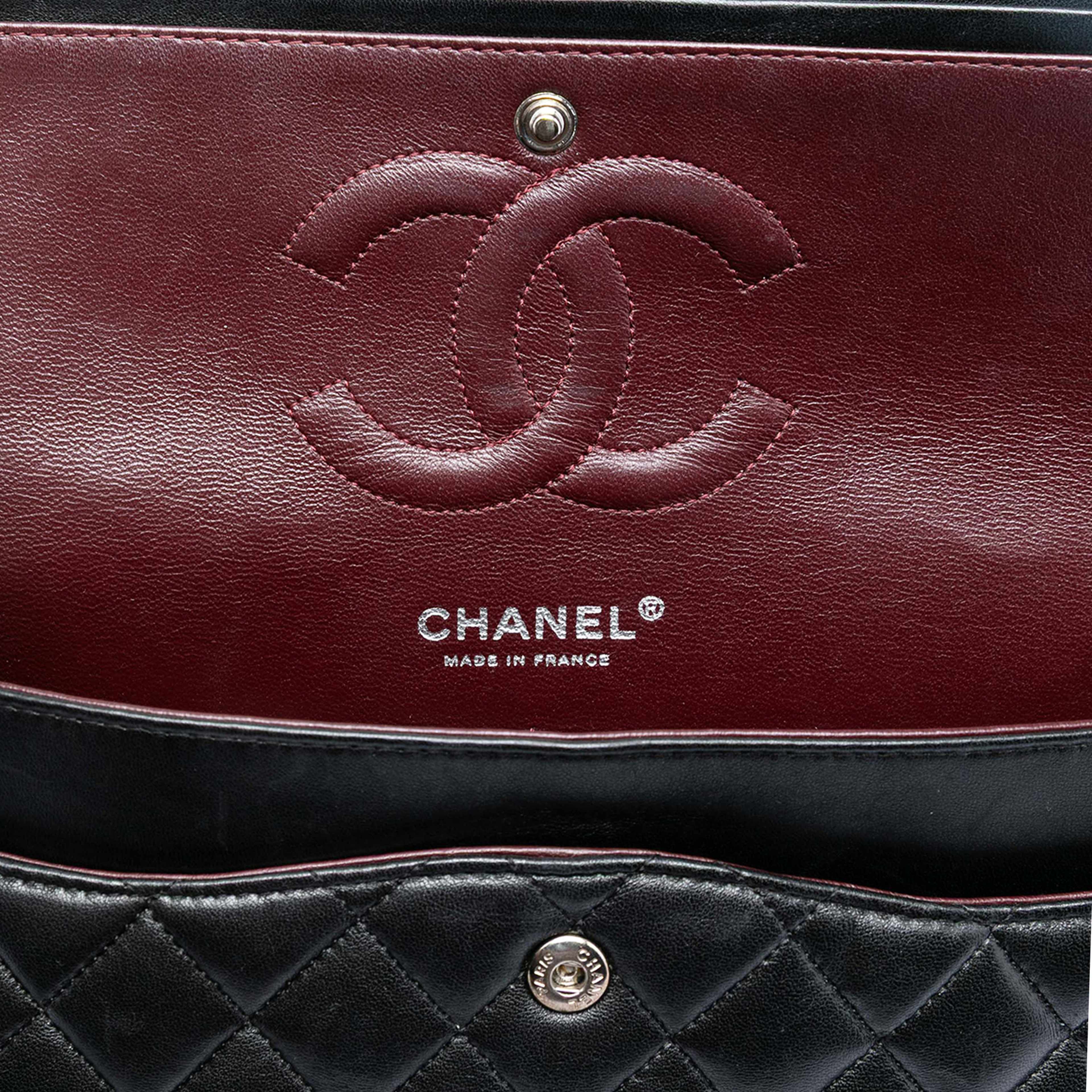 Chanel Medium Classic Lambskin Double Flap, från Luxclusif, i färgen black. Klicka för att öppna bilden i stort format