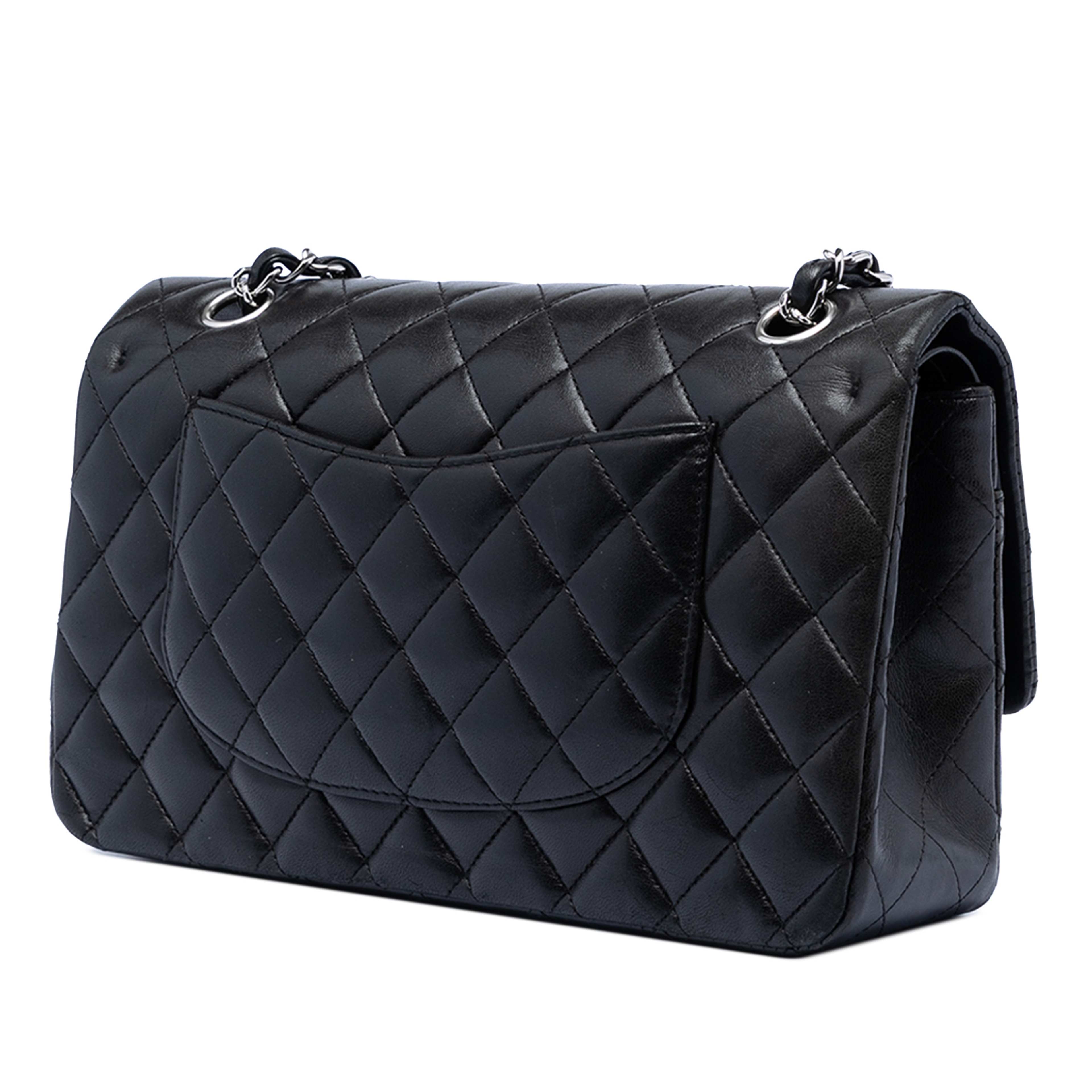 Chanel Medium Classic Lambskin Double Flap, från Luxclusif, i färgen black. Klicka för att öppna bilden i stort format