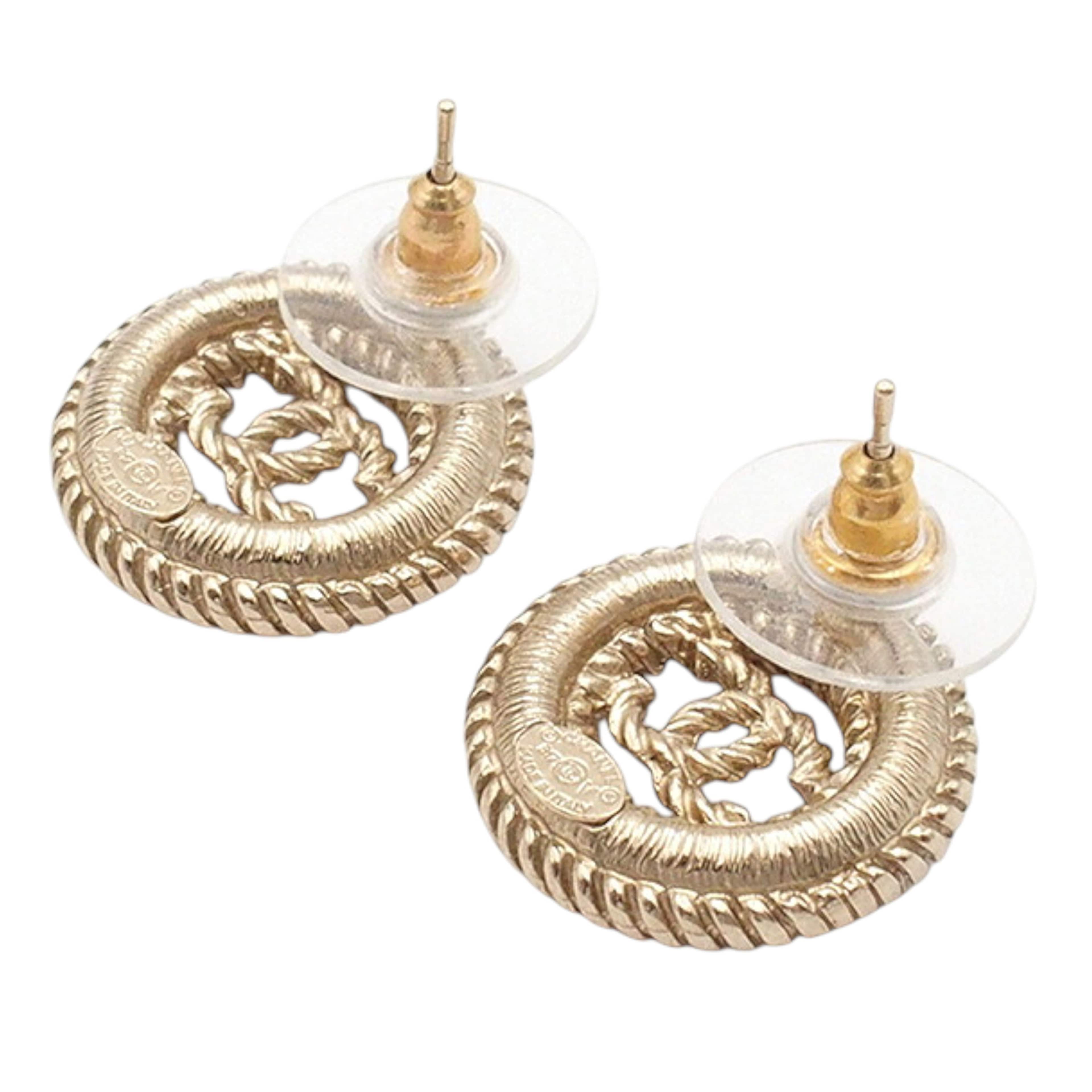 Chanel Gold Plated Cc Twisted Round Push Back Earrings, från Luxclusif, i färgen gold. Klicka för att öppna bilden i stort format