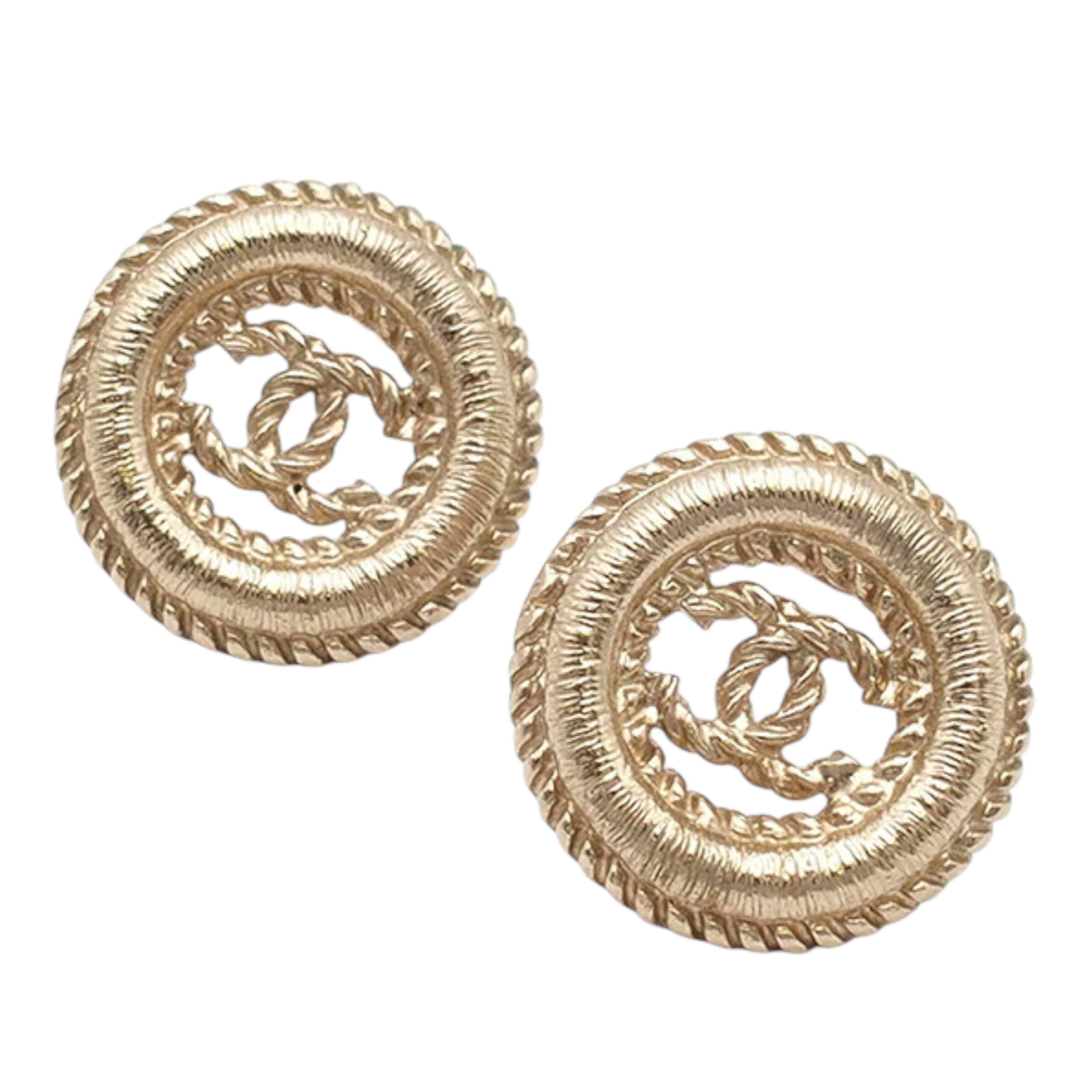 Chanel Gold Plated Cc Twisted Round Push Back Earrings, från Luxclusif, i färgen gold. Klicka för att öppna bilden i stort format