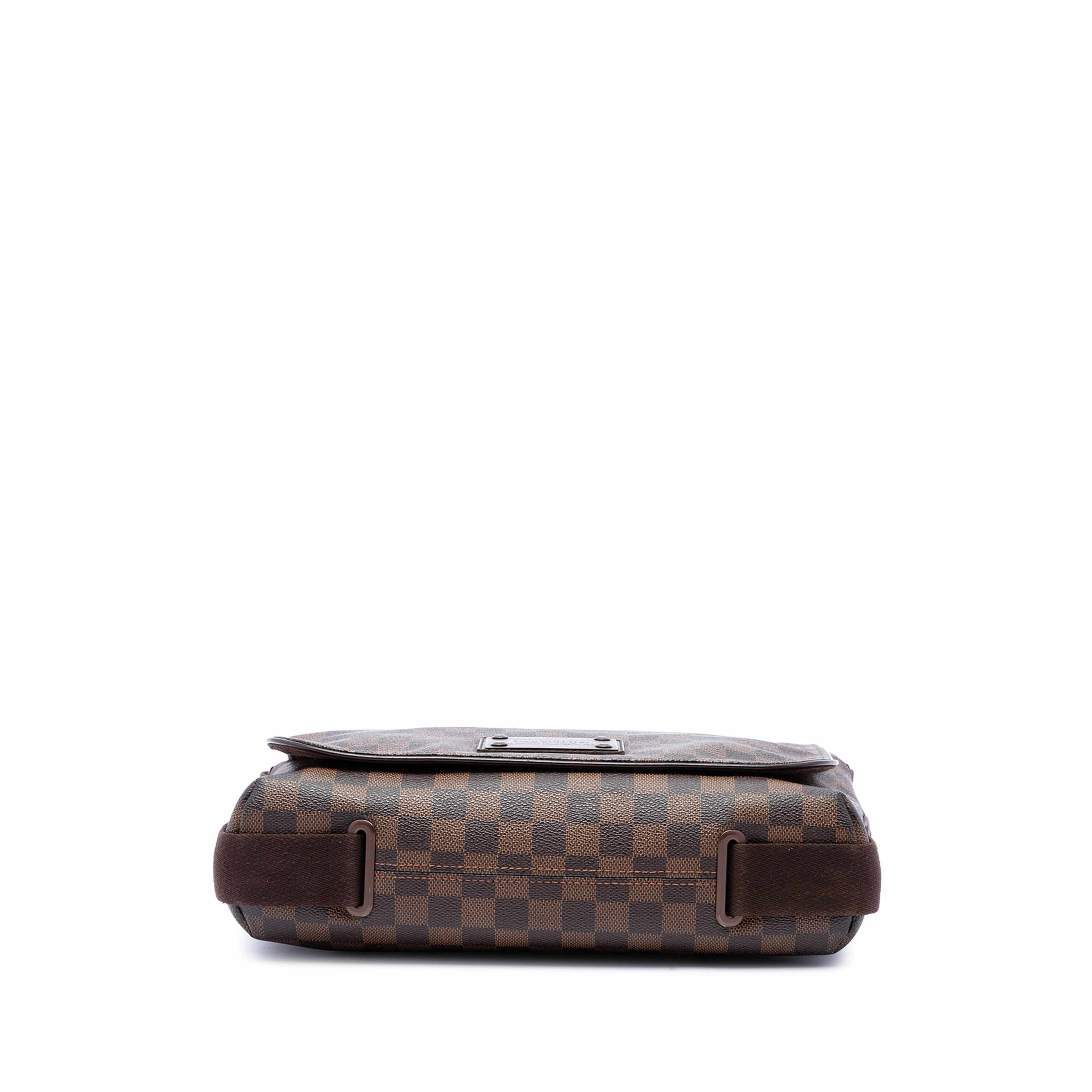 Louis Vuitton Damier Ebene Brooklyn Mm, från Luxclusif, i färgen brun. Klicka för att öppna bilden i stort format