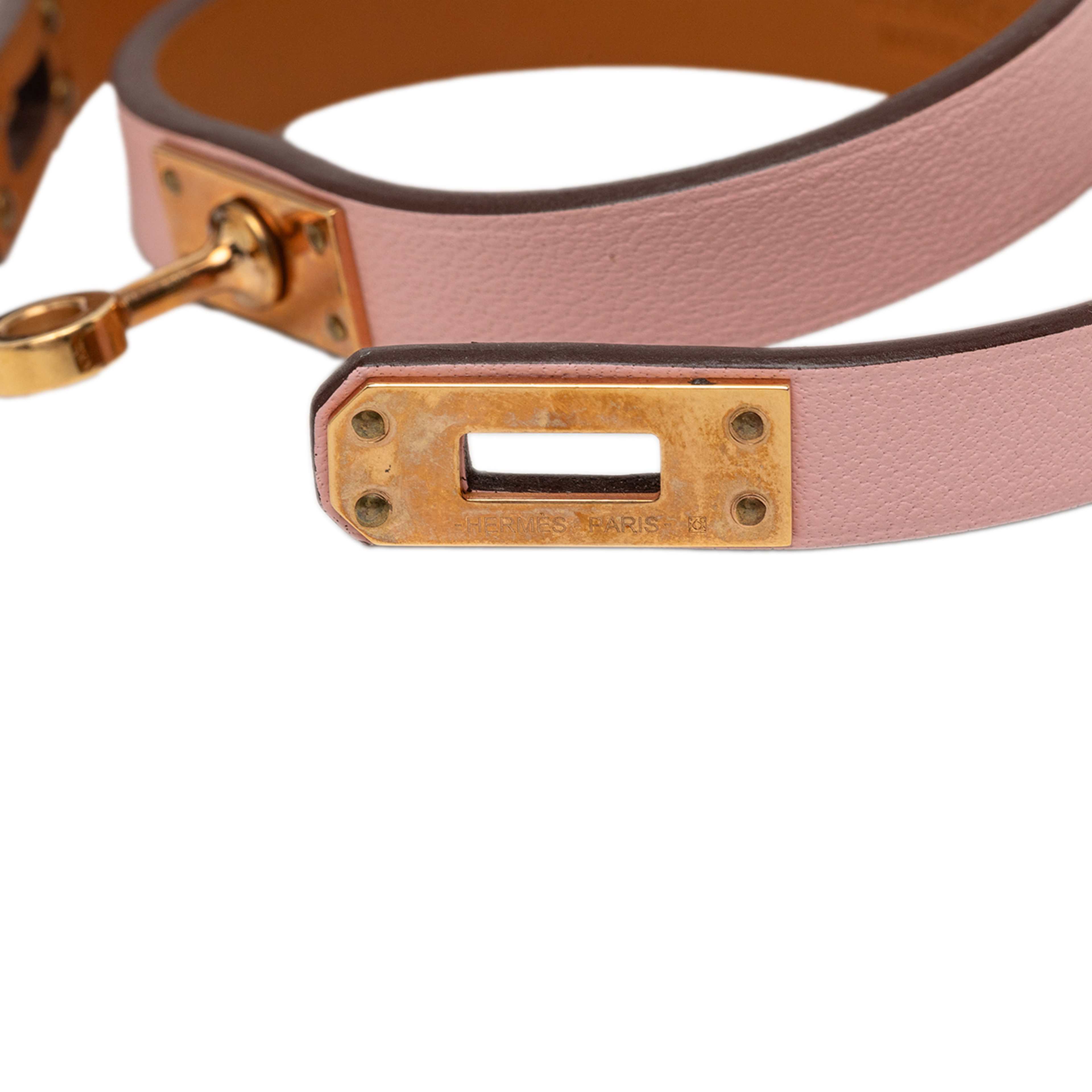 Hermès Swift Kelly Double Tour Bracelet, från Luxclusif, i färgen rosa. Klicka för att öppna bilden i stort format