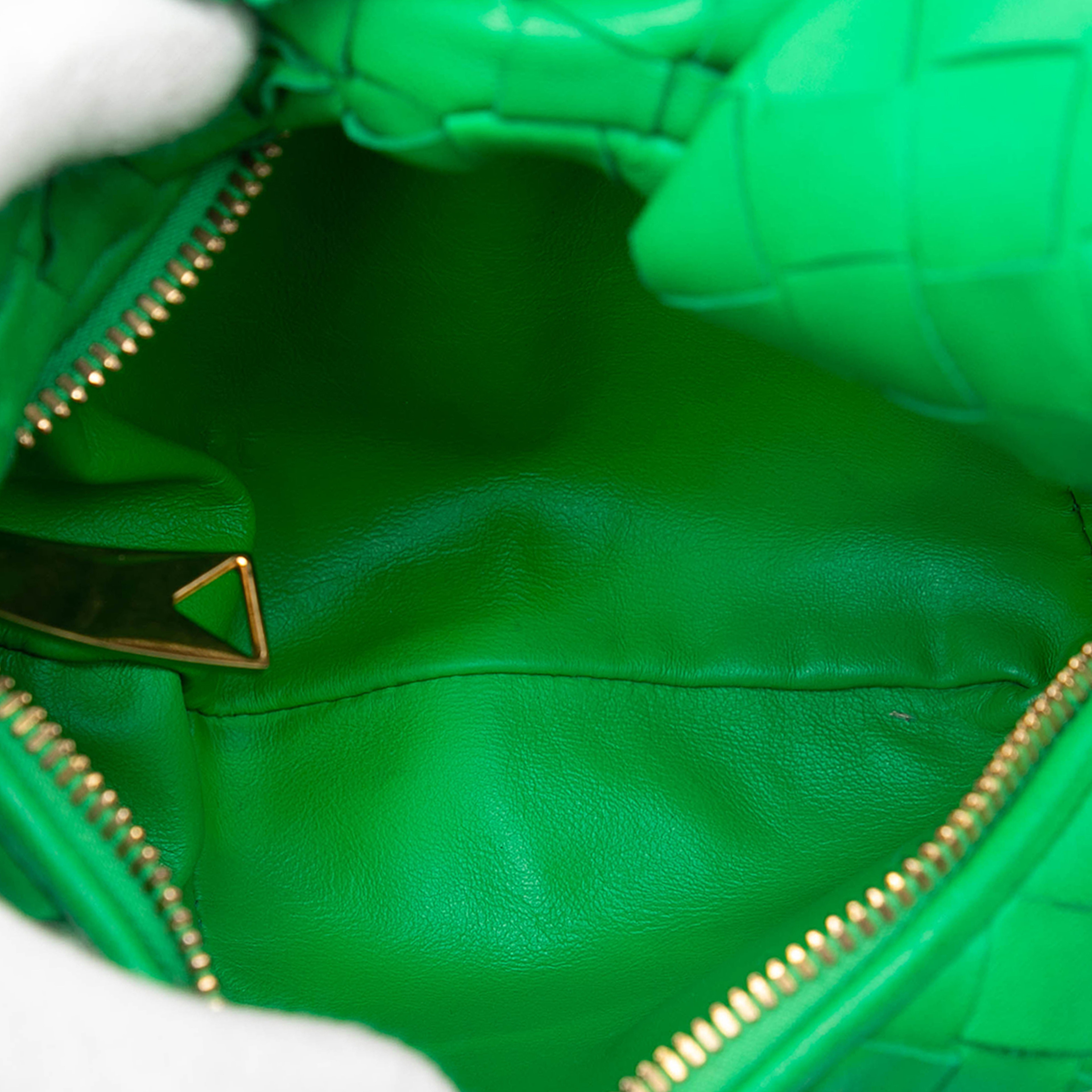 Bottega Veneta Mini Nappa Intrecciato Jodie, från Luxclusif, i färgen green. Klicka för att öppna bilden i stort format