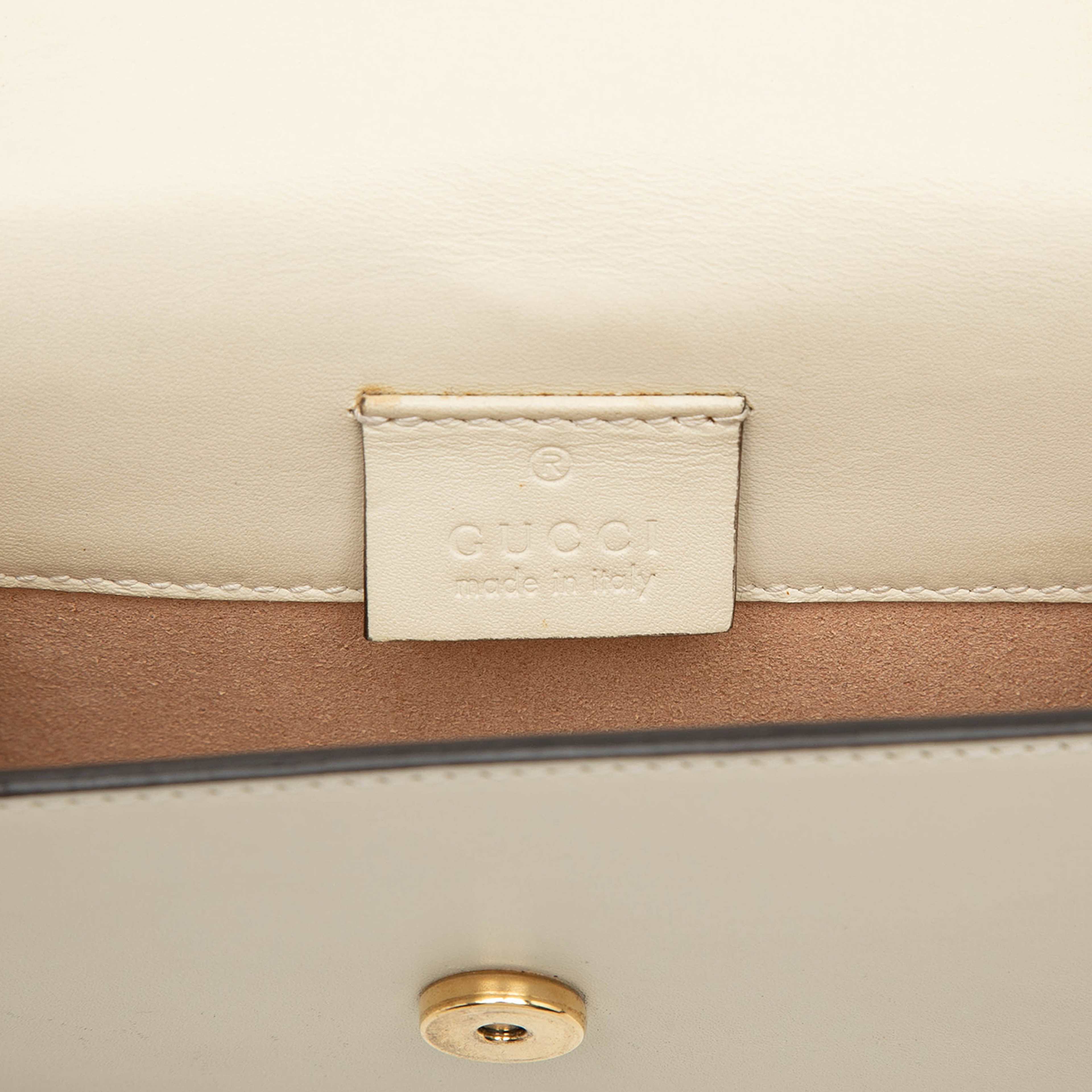 Gucci Super Mini Leather Sylvie Chain Crossbody, från Luxclusif, i färgen ivory. Klicka för att öppna bilden i stort format
