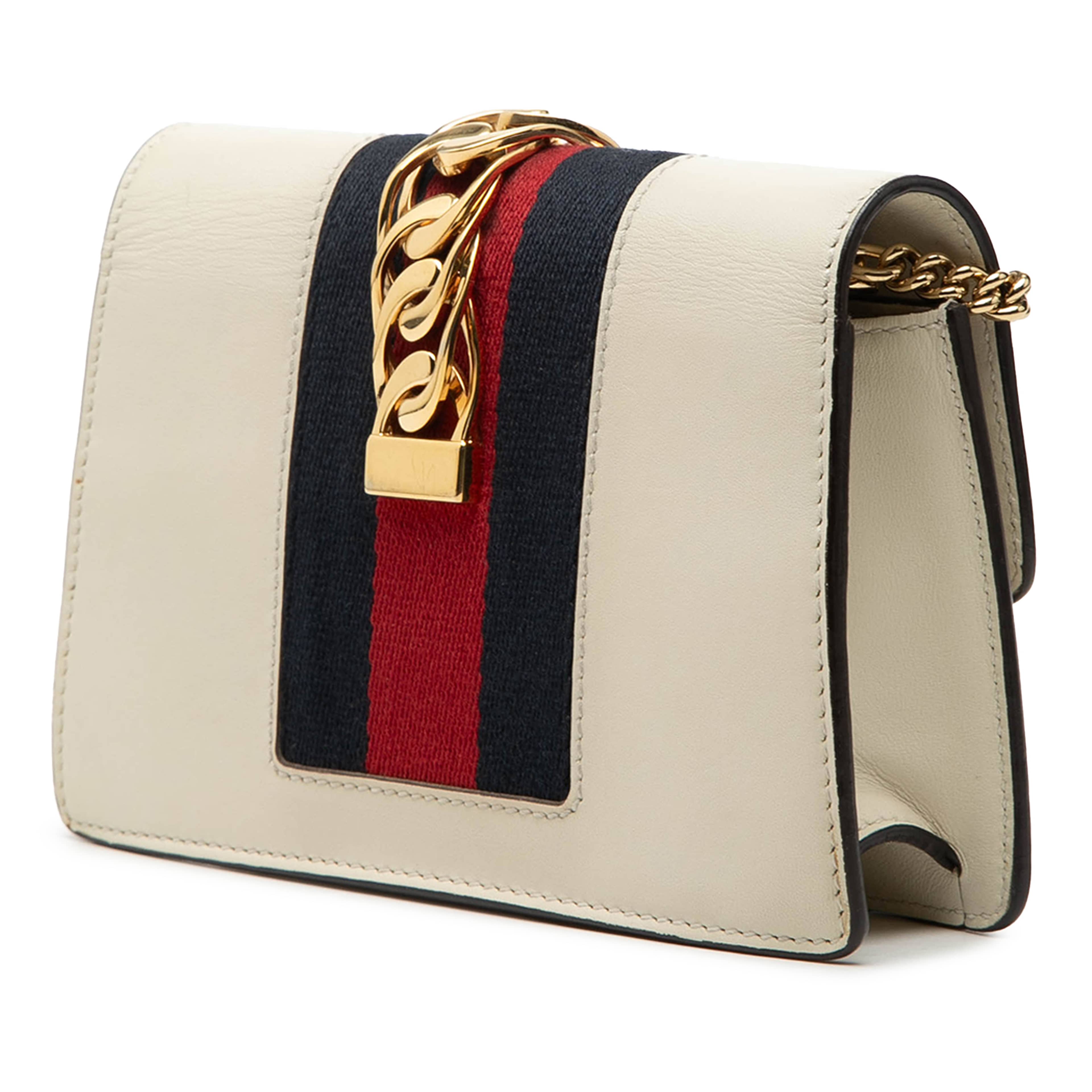 Gucci Super Mini Leather Sylvie Chain Crossbody, från Luxclusif, i färgen ivory. Klicka för att öppna bilden i stort format