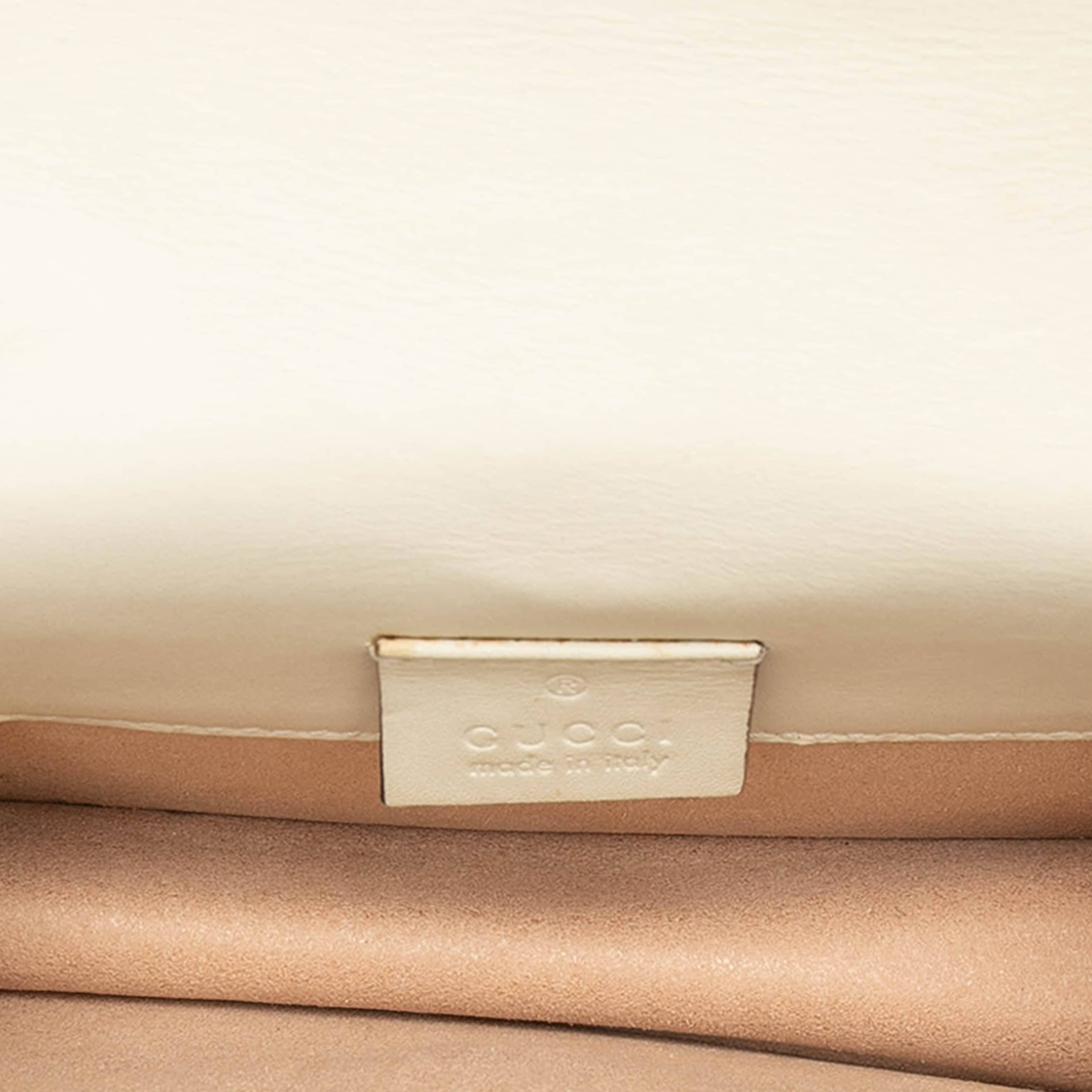 Gucci Super Mini Leather Sylvie Chain Crossbody, från Luxclusif, i färgen ivory. Klicka för att öppna bilden i stort format