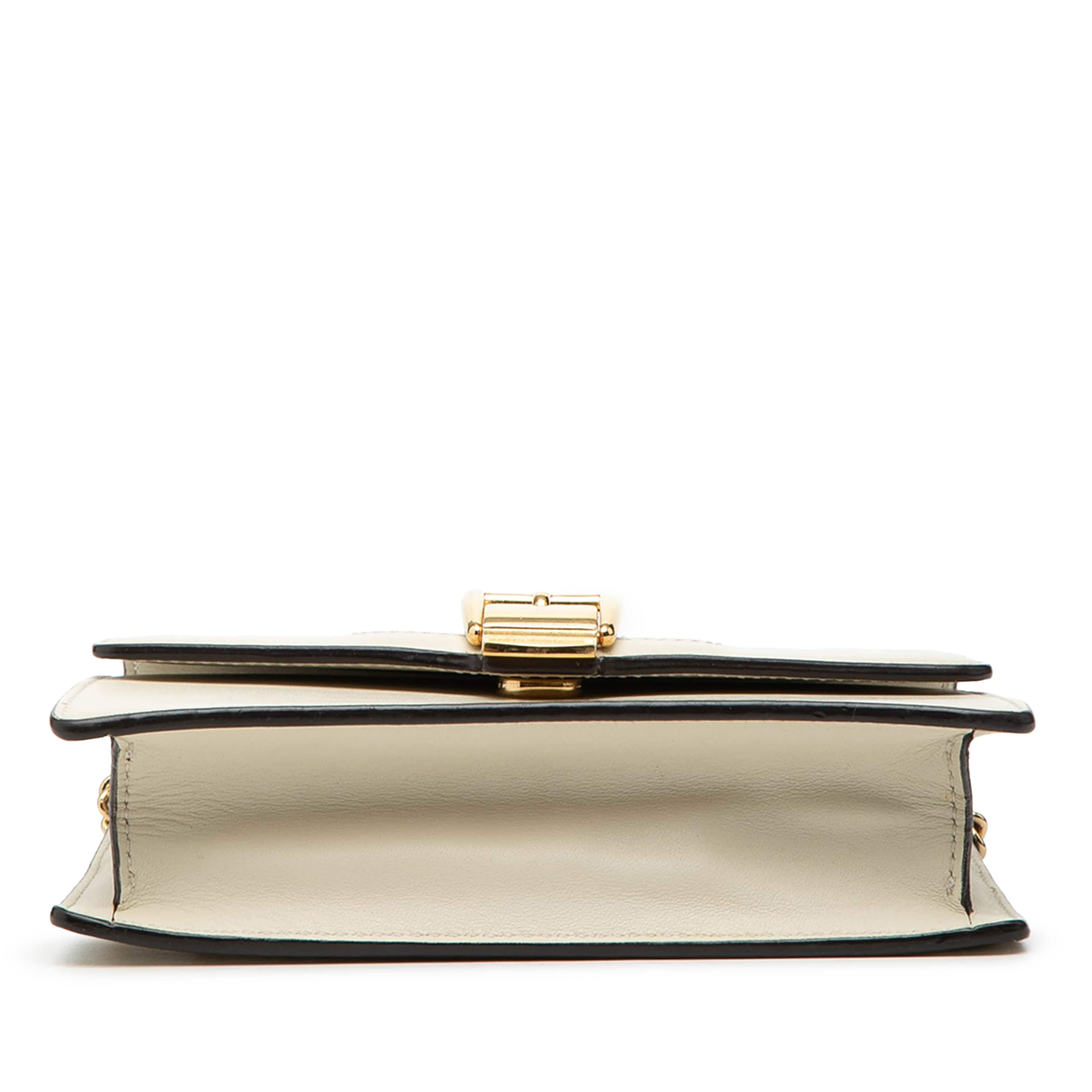 Gucci Super Mini Leather Sylvie Chain Crossbody, från Luxclusif, i färgen vit. Klicka för att öppna bilden i stort format
