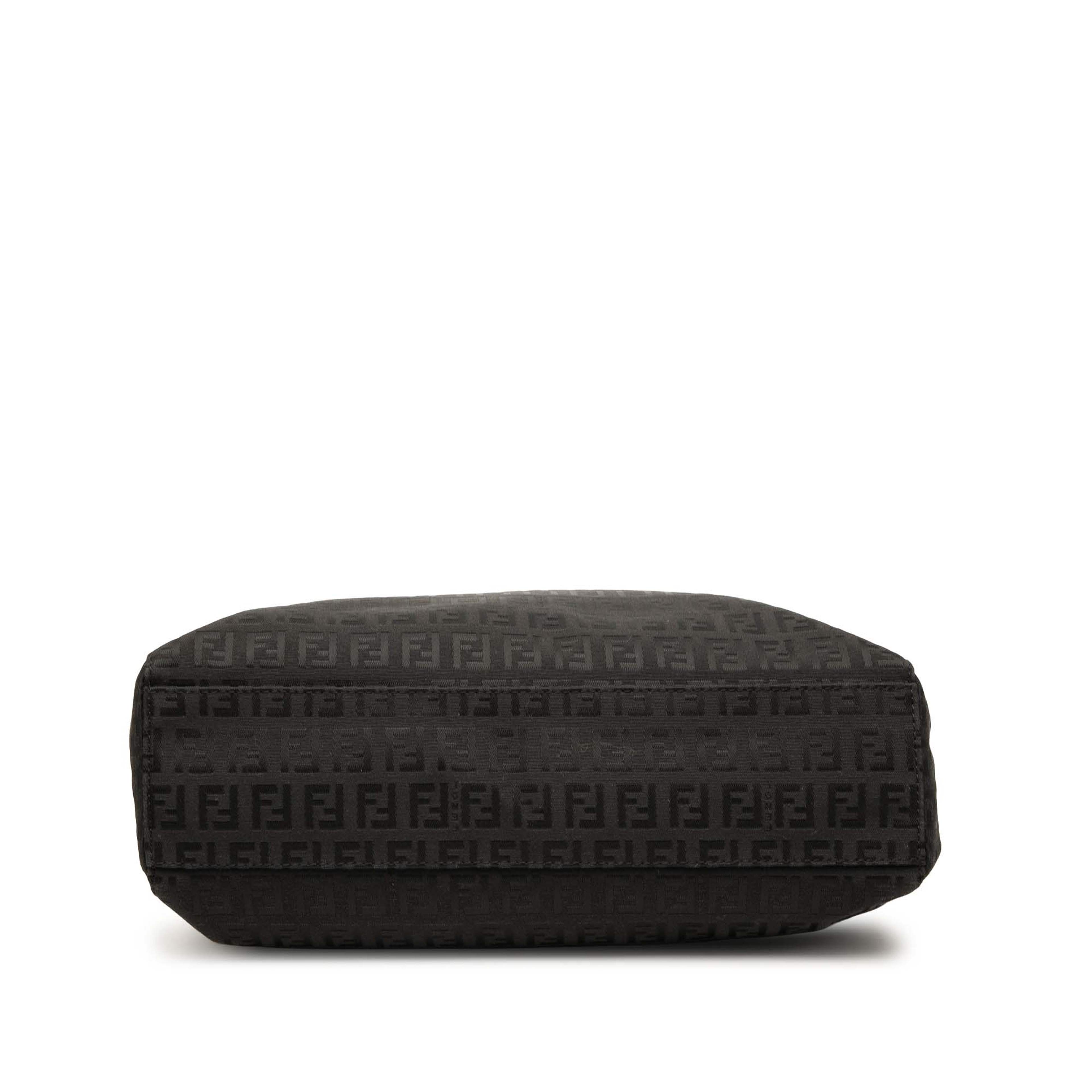 Fendi Zucchino Canvas Tote, från Luxclusif, i färgen black. Klicka för att öppna bilden i stort format