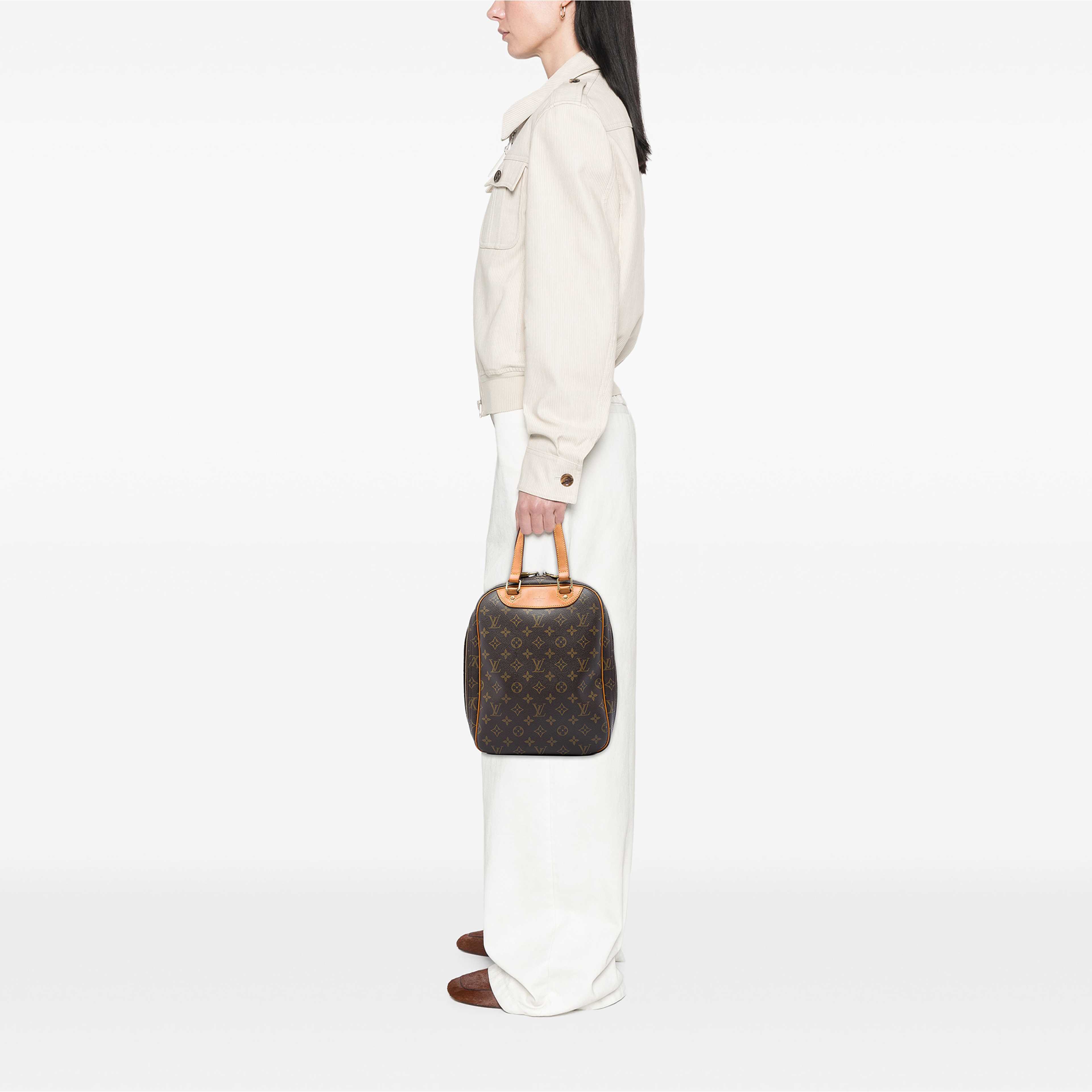Louis Vuitton Monogram Excursion, från Luxclusif, i färgen brun. Klicka för att öppna bilden i stort format