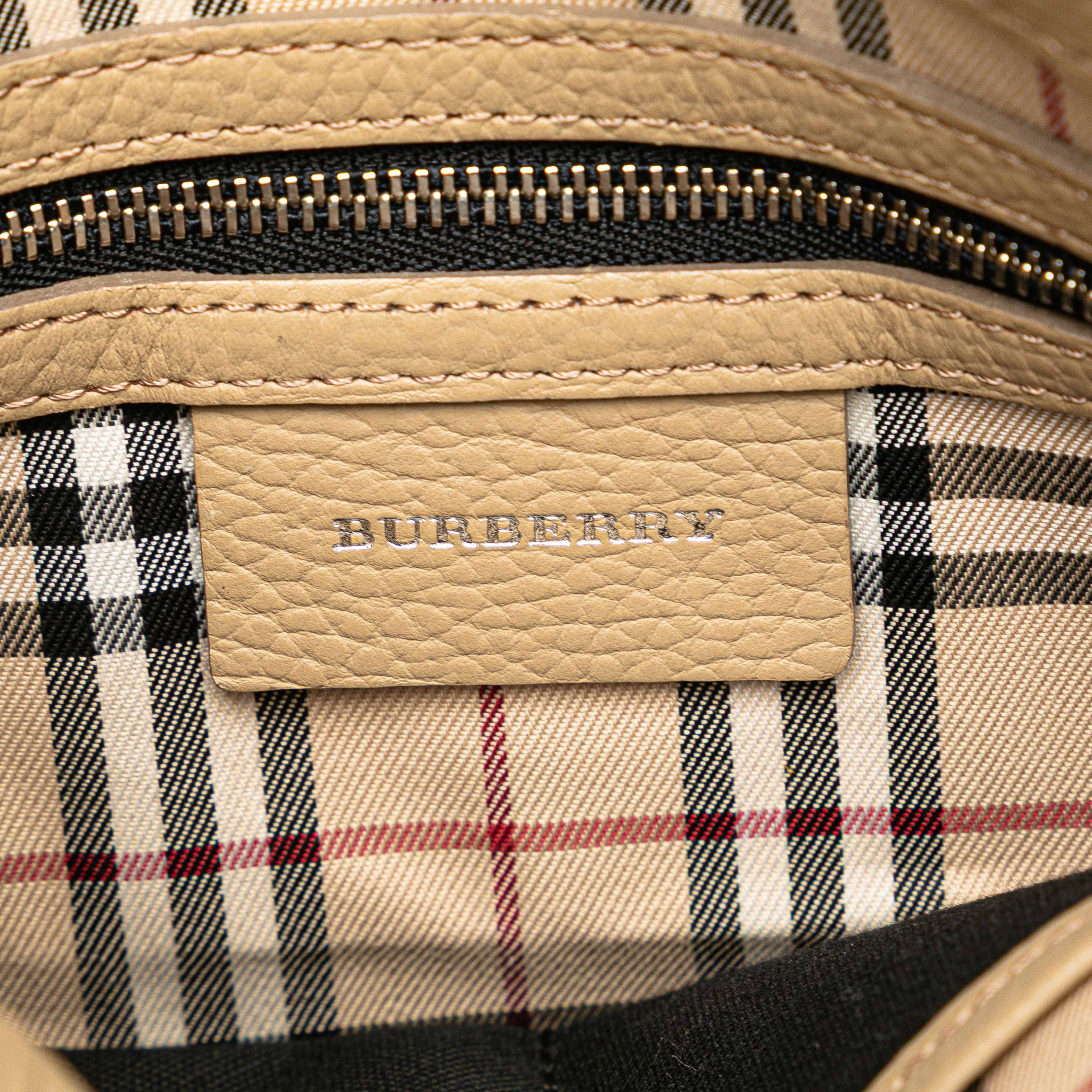 Burberry Leather Crossbody, från Luxclusif, i färgen beige. Klicka för att öppna bilden i stort format