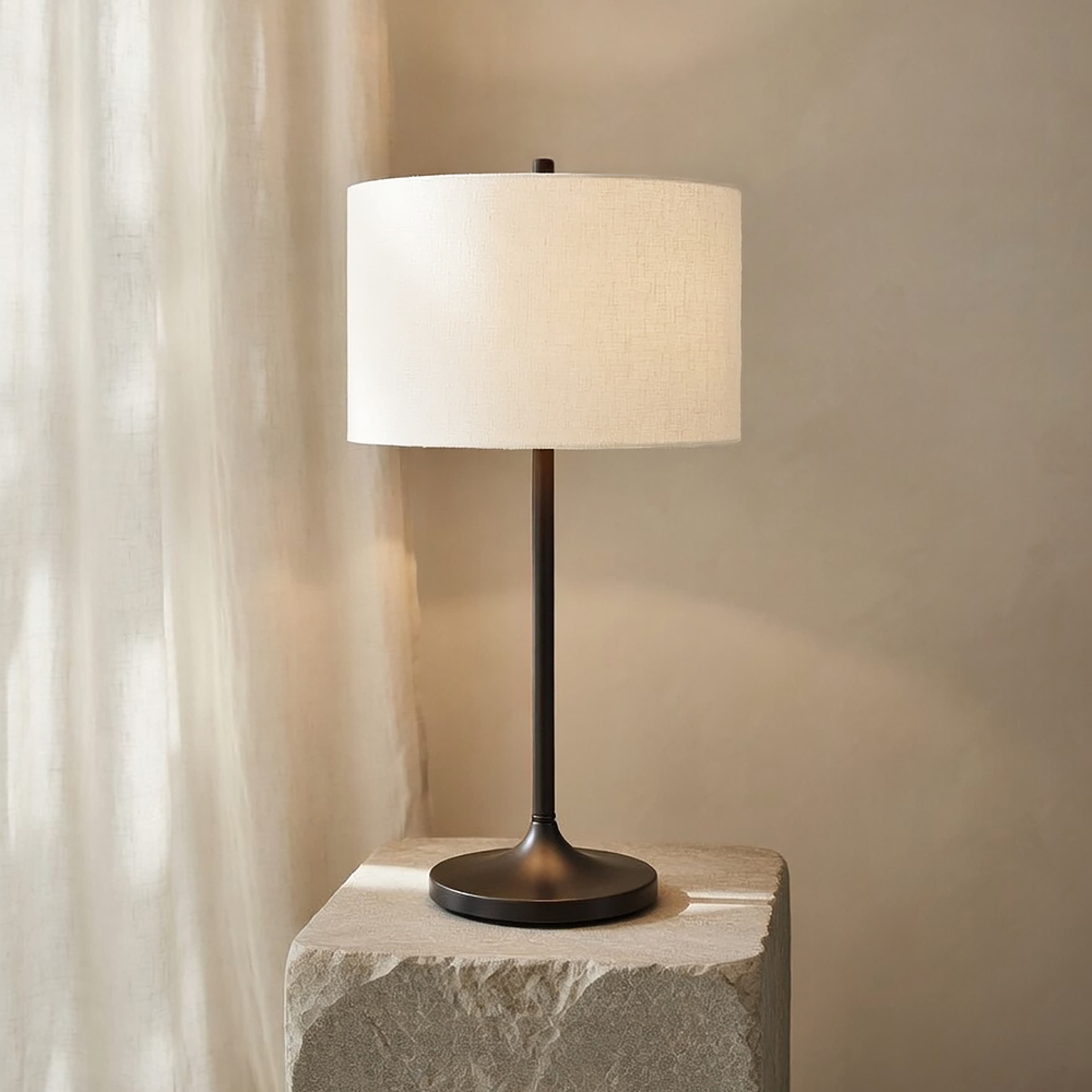 Bordslampa Soft Ø34, från Belid, i färgen linne vit/metallic bronze. Klicka för att öppna bilden i stort format