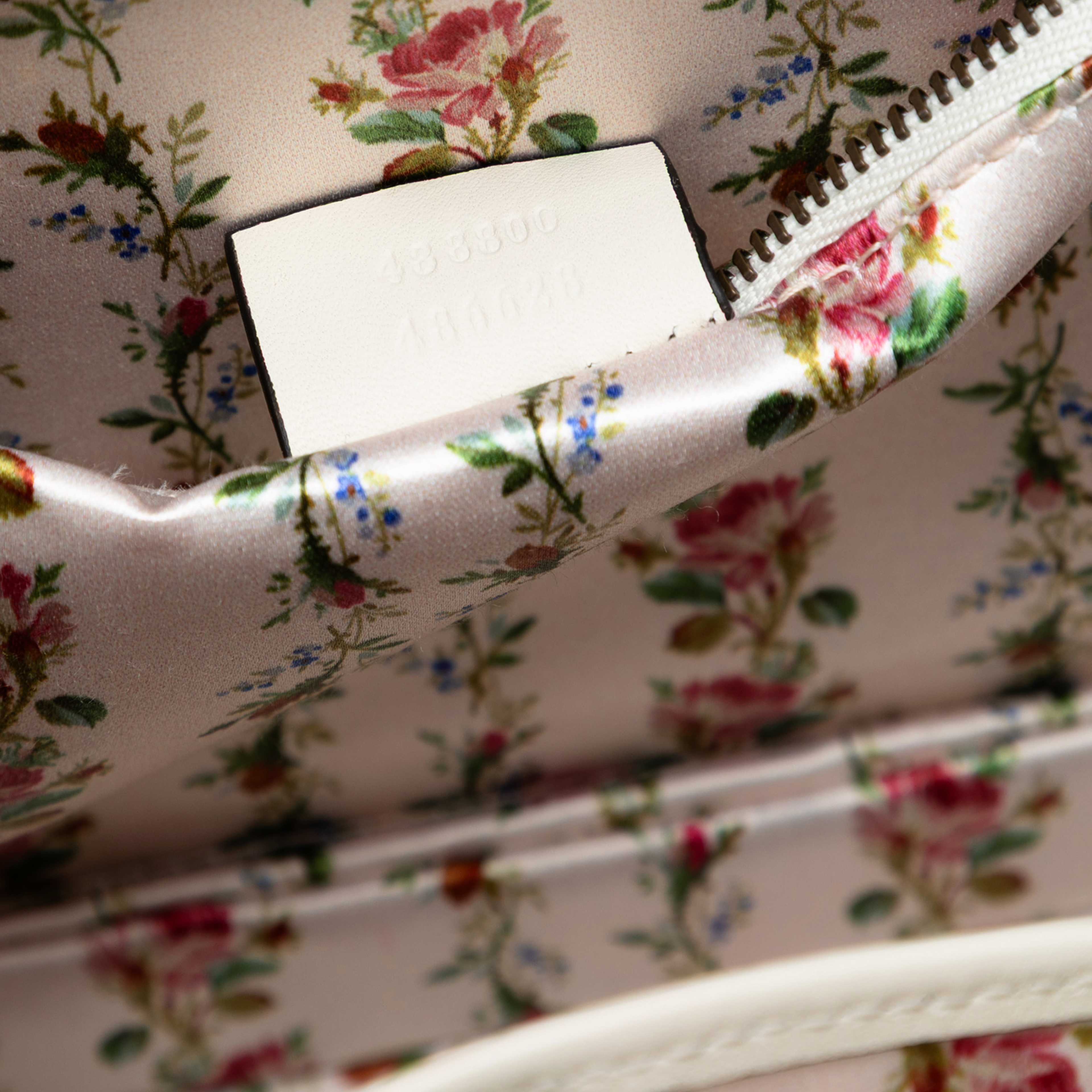 Gucci Calfskin Frame Print Bamboo Web Top Handle Bag, från Luxclusif, i färgen vit. Klicka för att öppna bilden i stort format