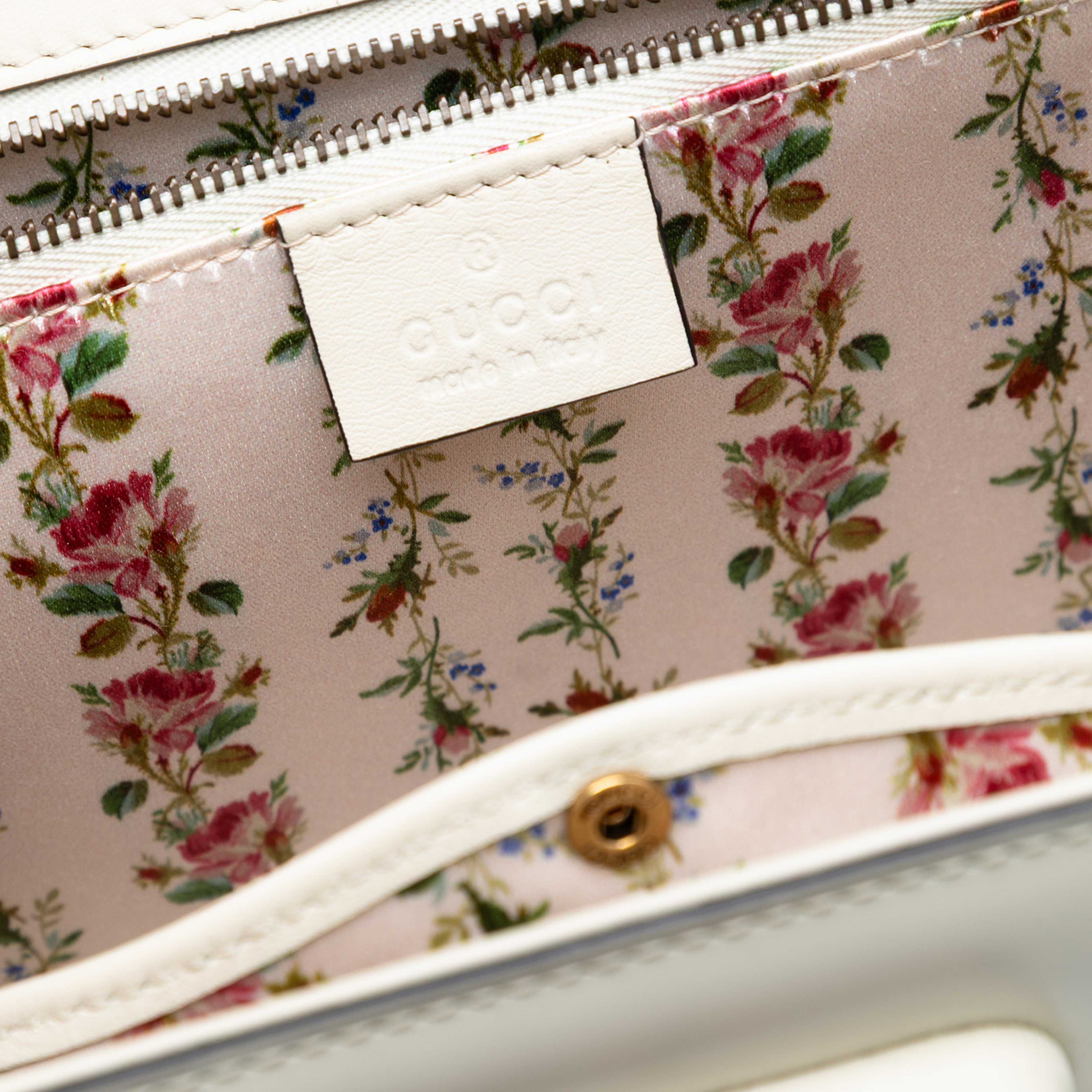 Gucci Calfskin Frame Print Bamboo Top Handle Bag, från Luxclusif, i färgen white. Klicka för att öppna bilden i stort format