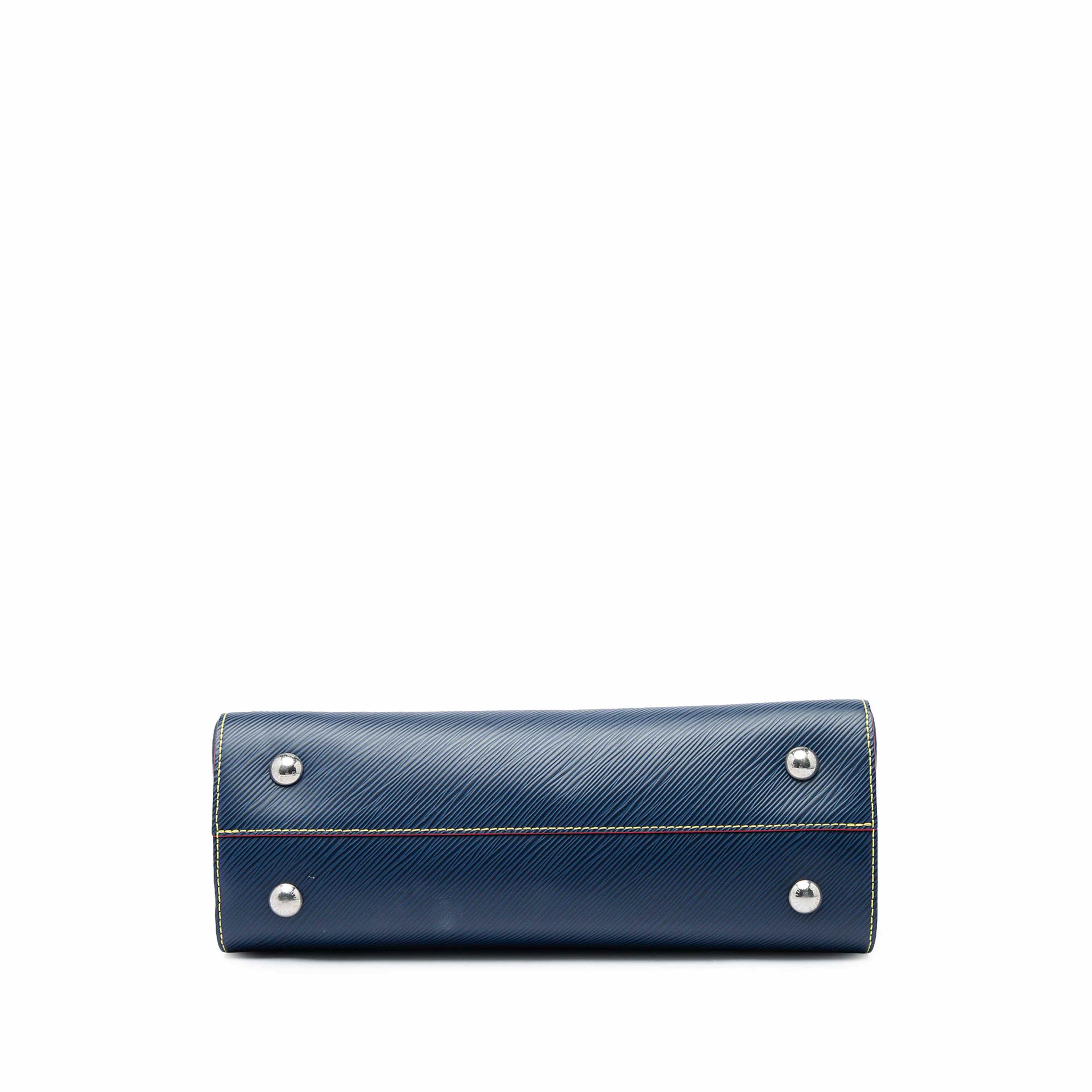 Louis Vuitton Epi Twist Satchel, från Luxclusif, i färgen blå. Klicka för att öppna bilden i stort format