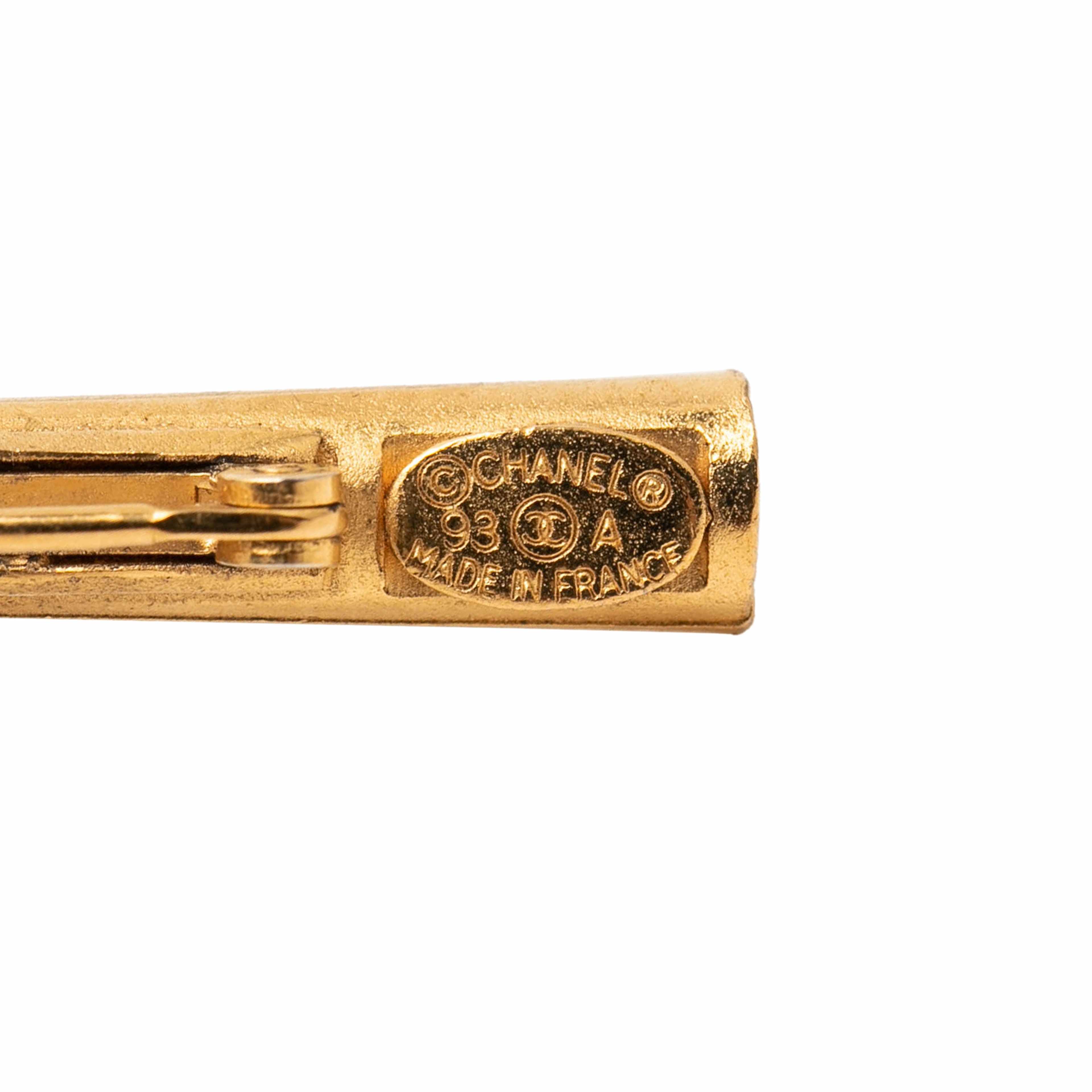 Chanel Gold Plated Cambon Paris Arrow Heart Swing Brooch, från Luxclusif, i färgen guld. Klicka för att öppna bilden i stort format