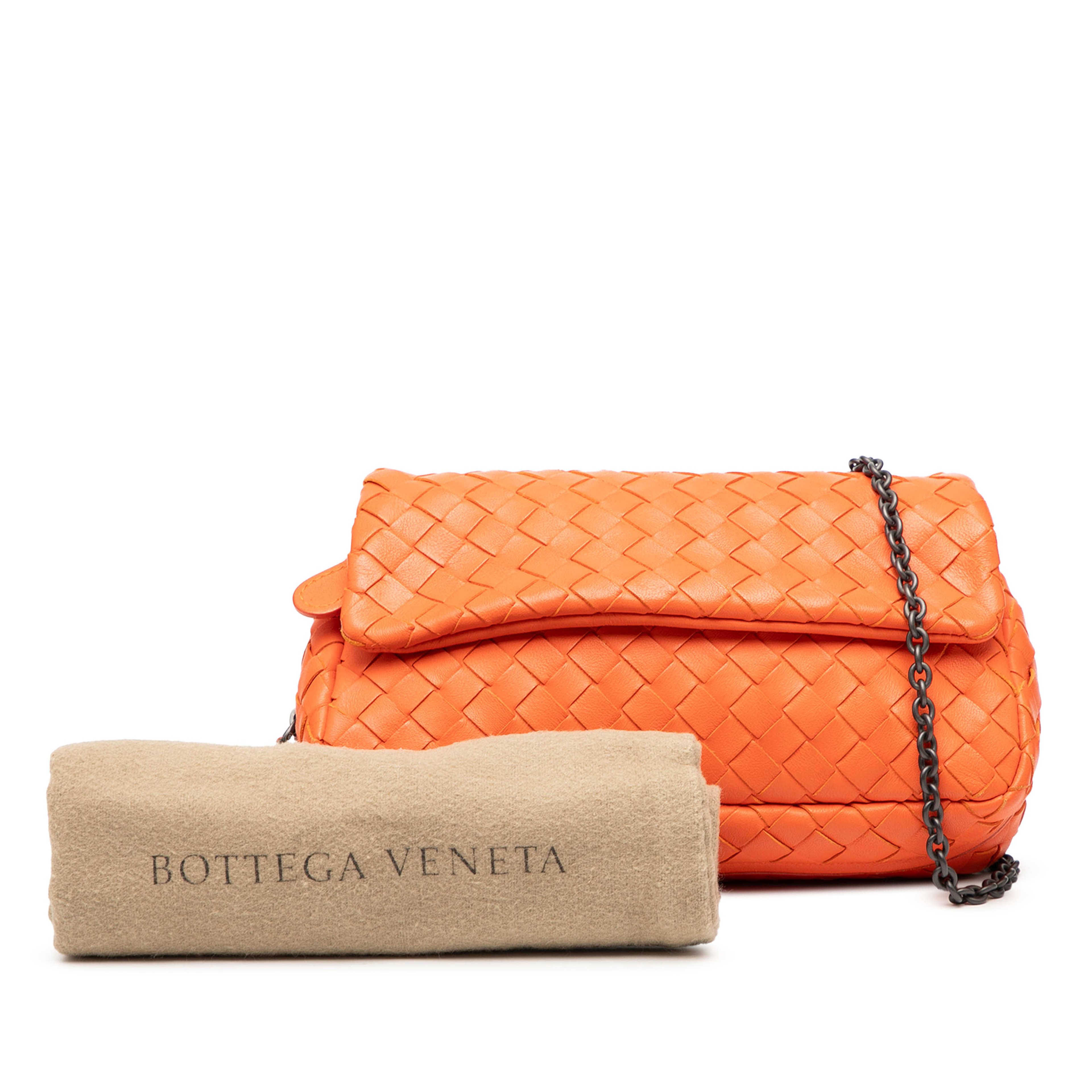 Bottega Veneta Mini Nappa Intrecciato Expandable Chain Flap Crossbody, från Luxclusif, i färgen orange. Klicka för att öppna bilden i stort format