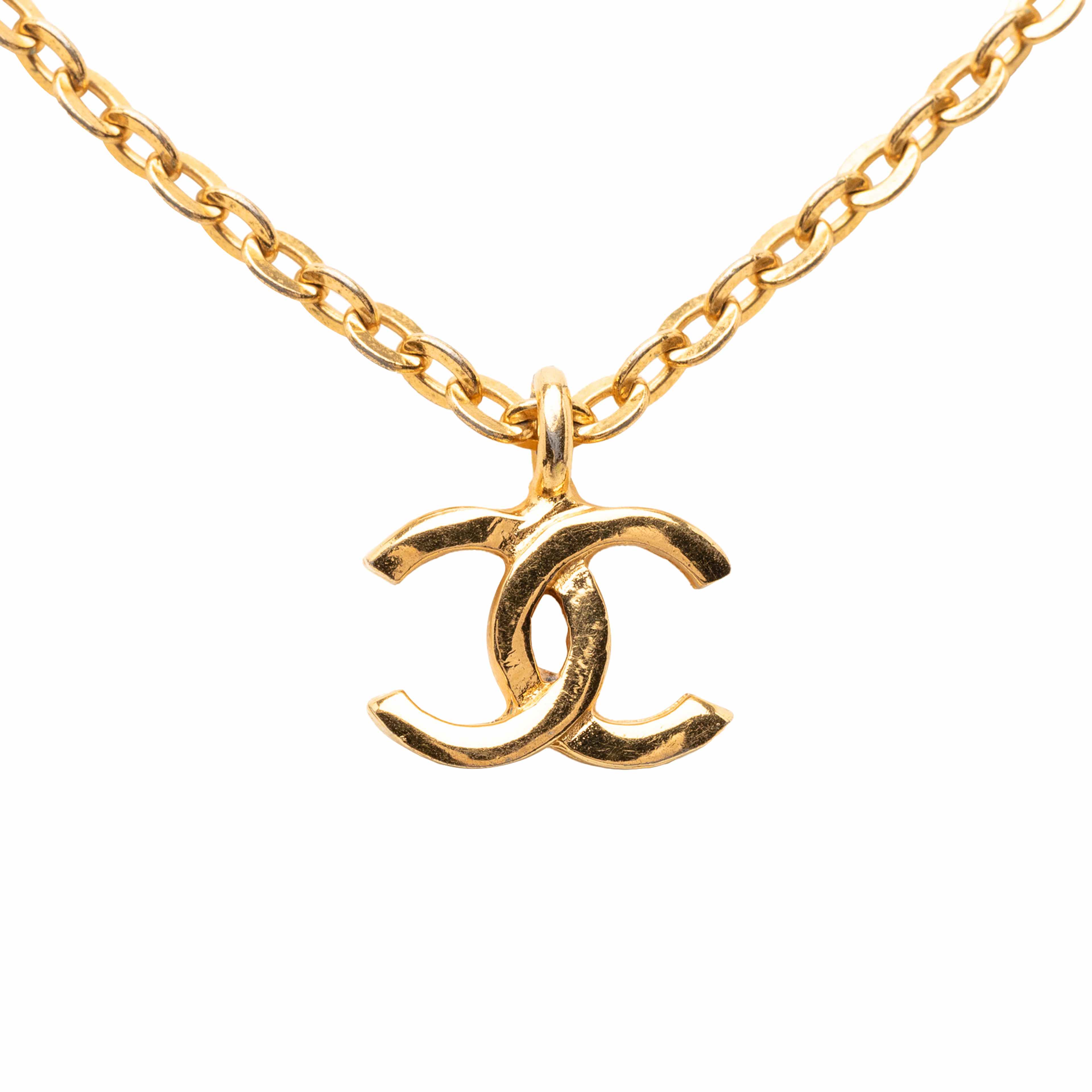 Chanel Gold Plated Cc Pendant Necklace, från Luxclusif, i färgen gold. Klicka för att öppna bilden i stort format