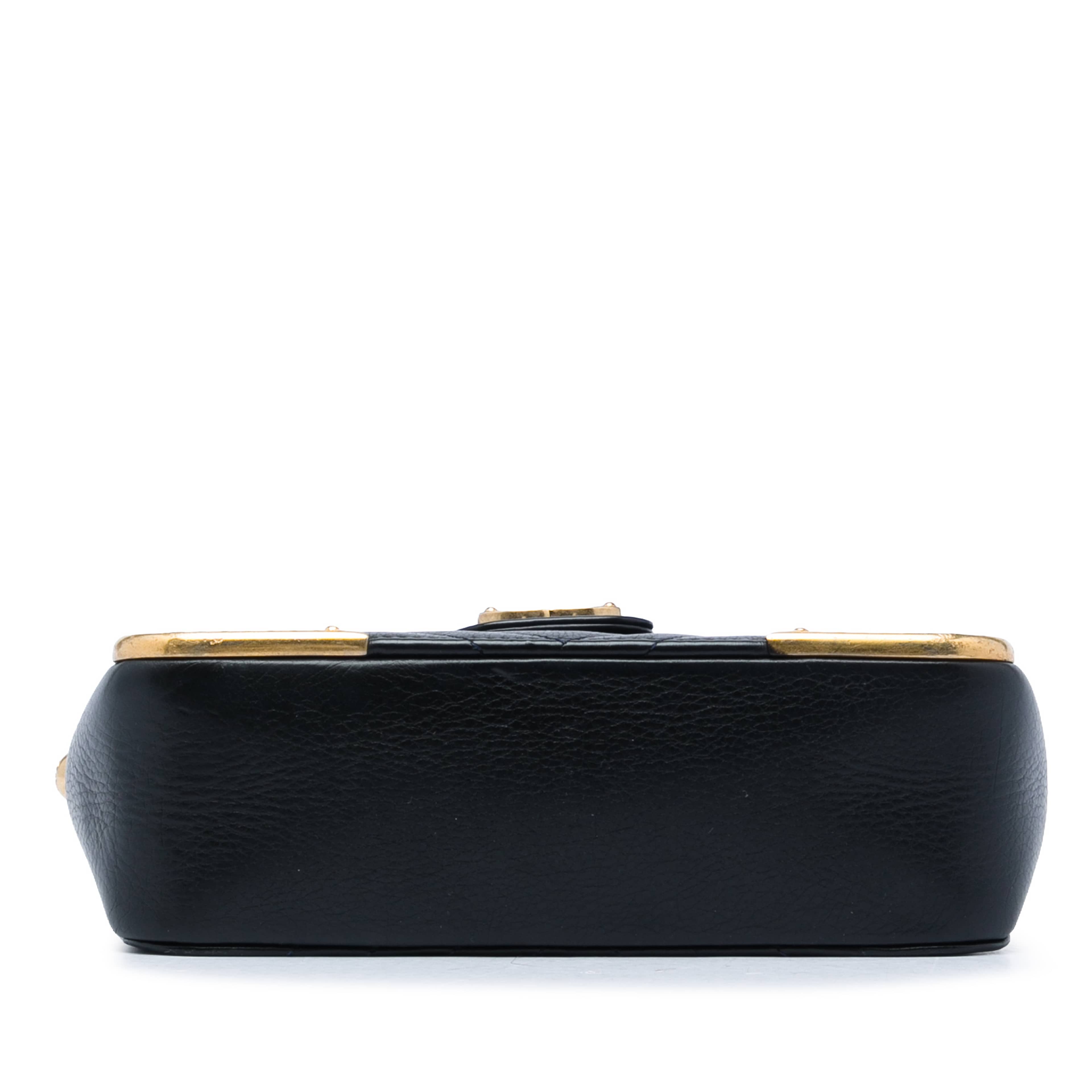 Chanel Cc Chevron Calfskin Rock The Corners Minaudiere Bag, från Luxclusif, i färgen svart. Klicka för att öppna bilden i stort format