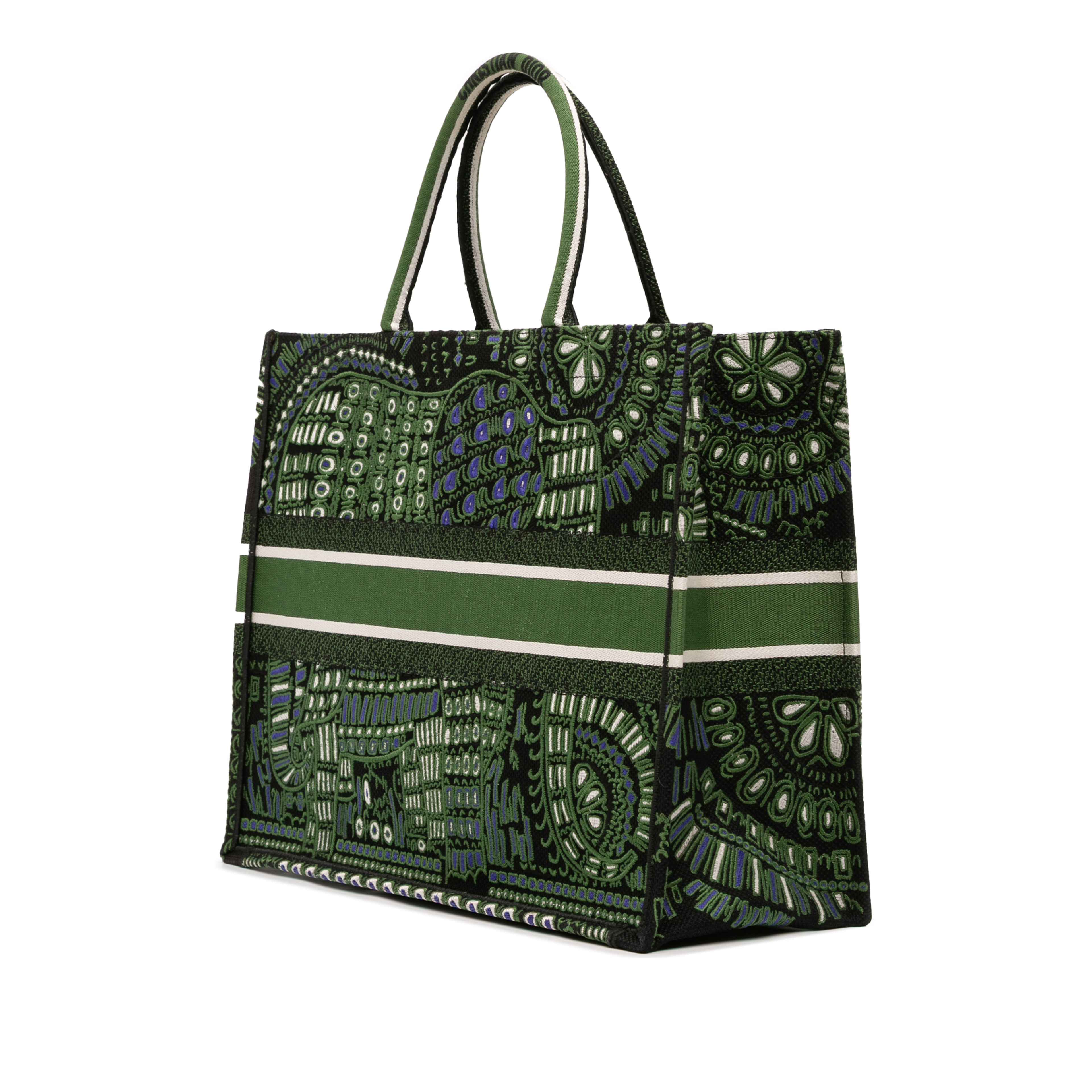 Dior Large Canvas Embroidered Elephant Book Tote, från Luxclusif, i färgen green. Klicka för att öppna bilden i stort format