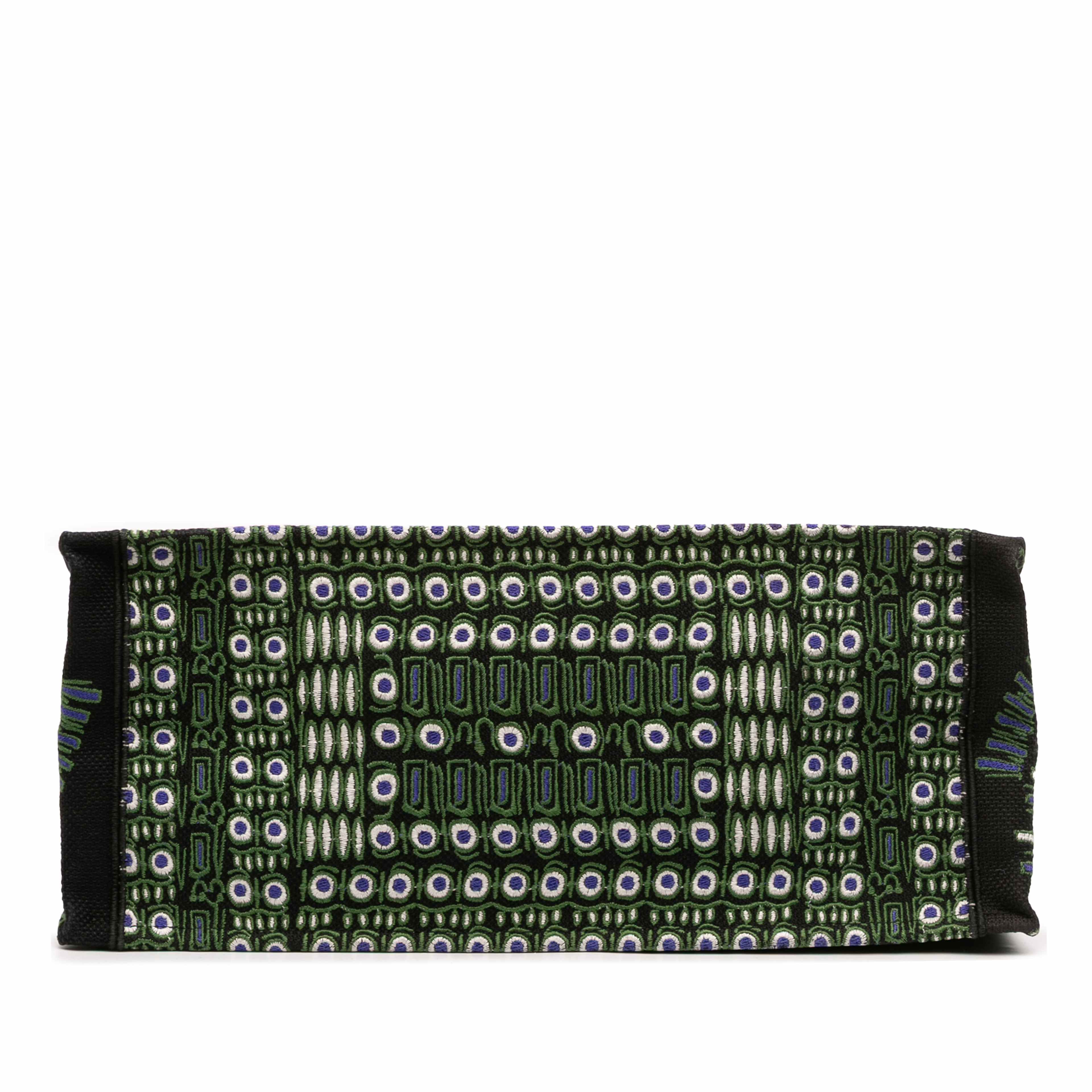 Dior Large Canvas Embroidered Elephant Book Tote, från Luxclusif, i färgen green. Klicka för att öppna bilden i stort format