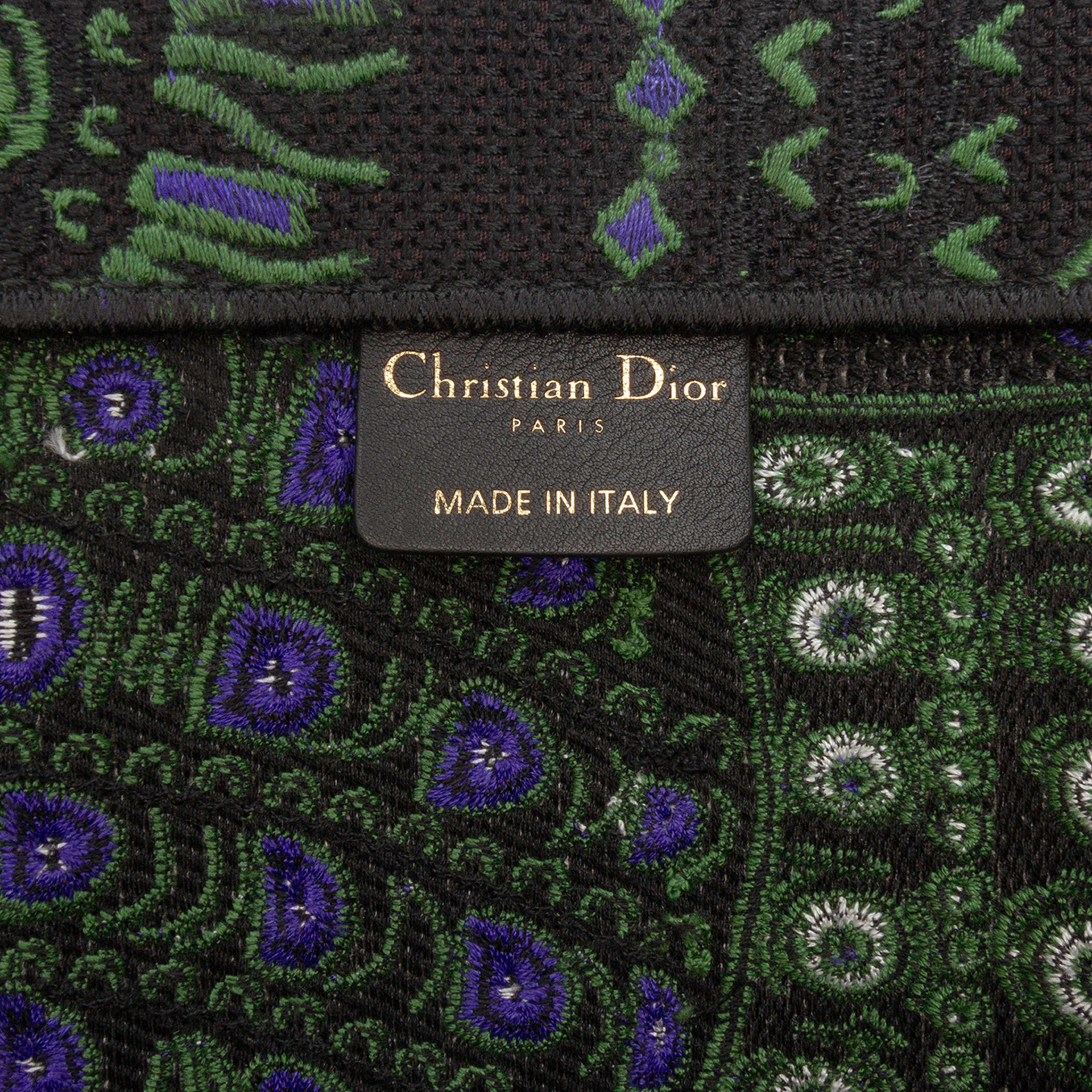 Dior Large Canvas Embroidered Elephant Book Tote, från Luxclusif, i färgen green. Klicka för att öppna bilden i stort format