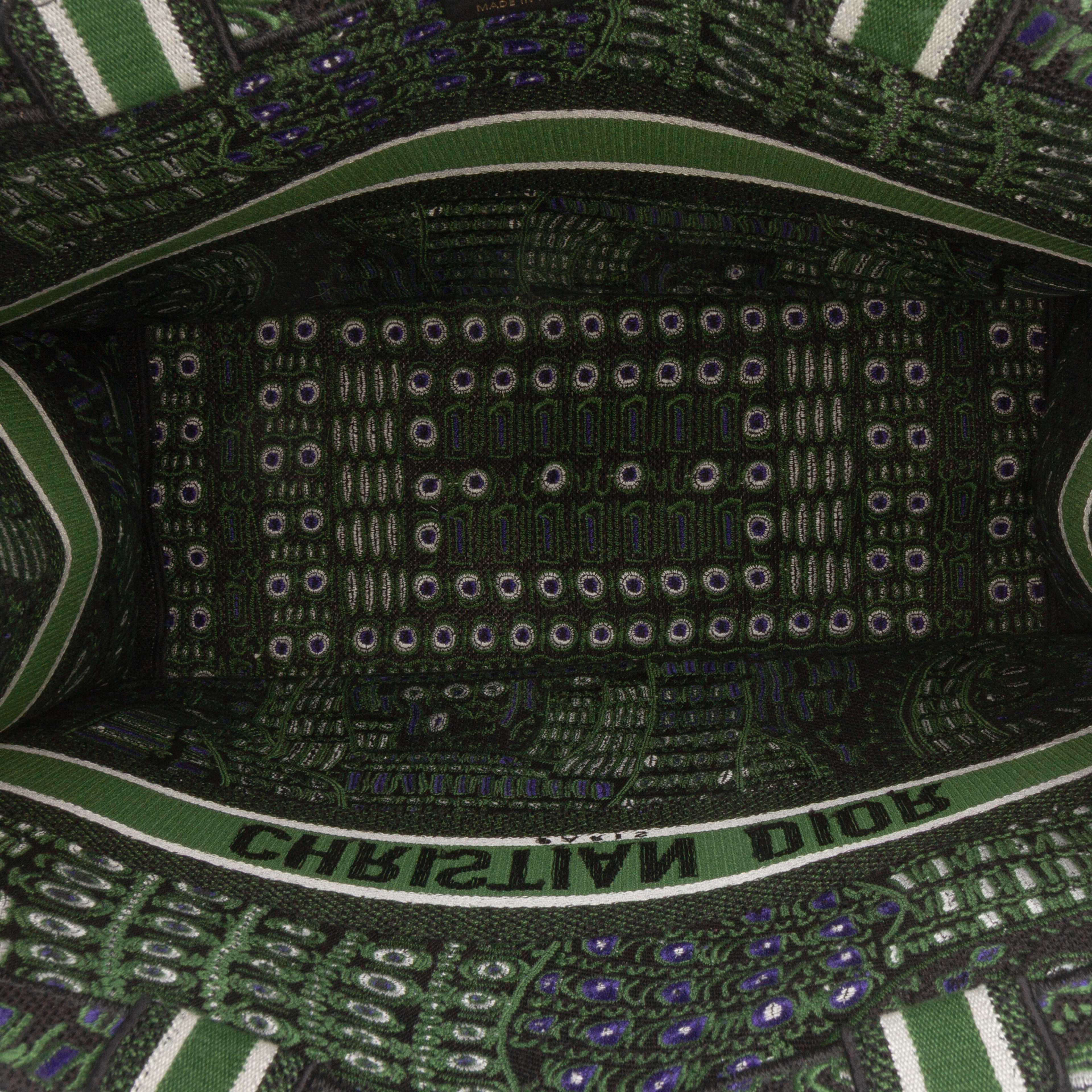 Dior Large Canvas Embroidered Elephant Book Tote, från Luxclusif, i färgen green. Klicka för att öppna bilden i stort format