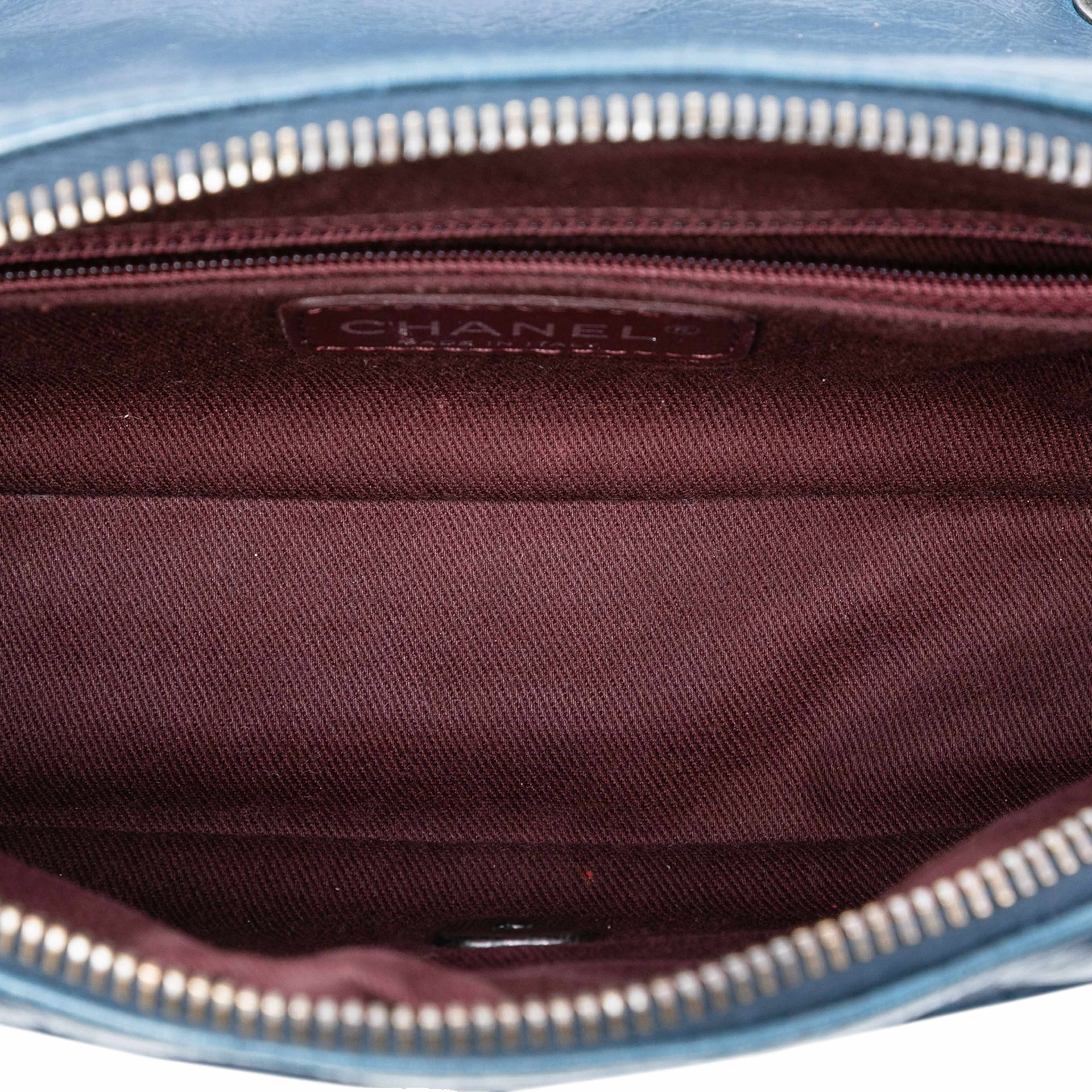 Chanel Small Quilted Aged Calfskin Portobello Flap, från Luxclusif, i färgen navy. Klicka för att öppna bilden i stort format