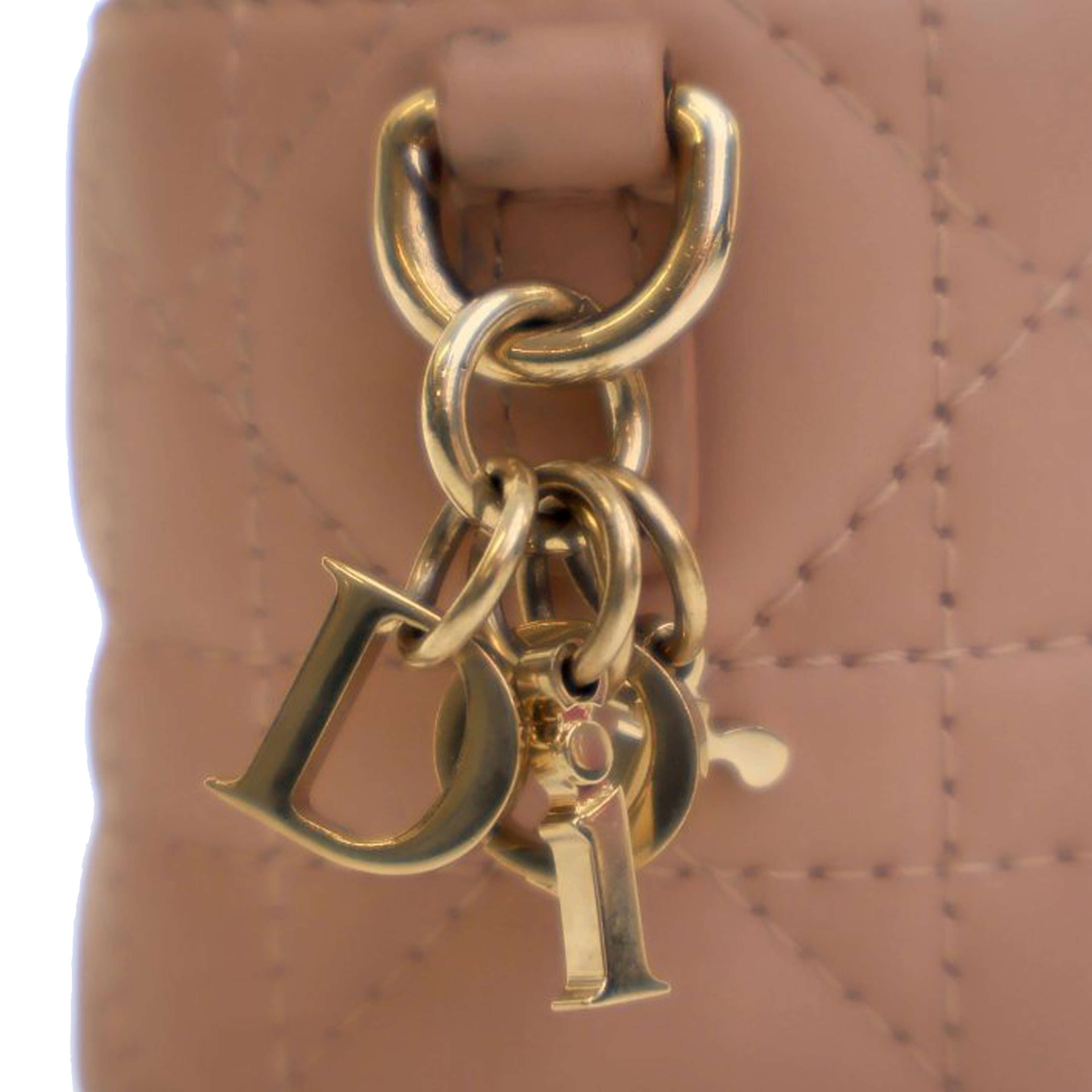 Dior Micro Lambskin Cannage Lady Dior Vanity Case, från Luxclusif, i färgen beige. Klicka för att öppna bilden i stort format