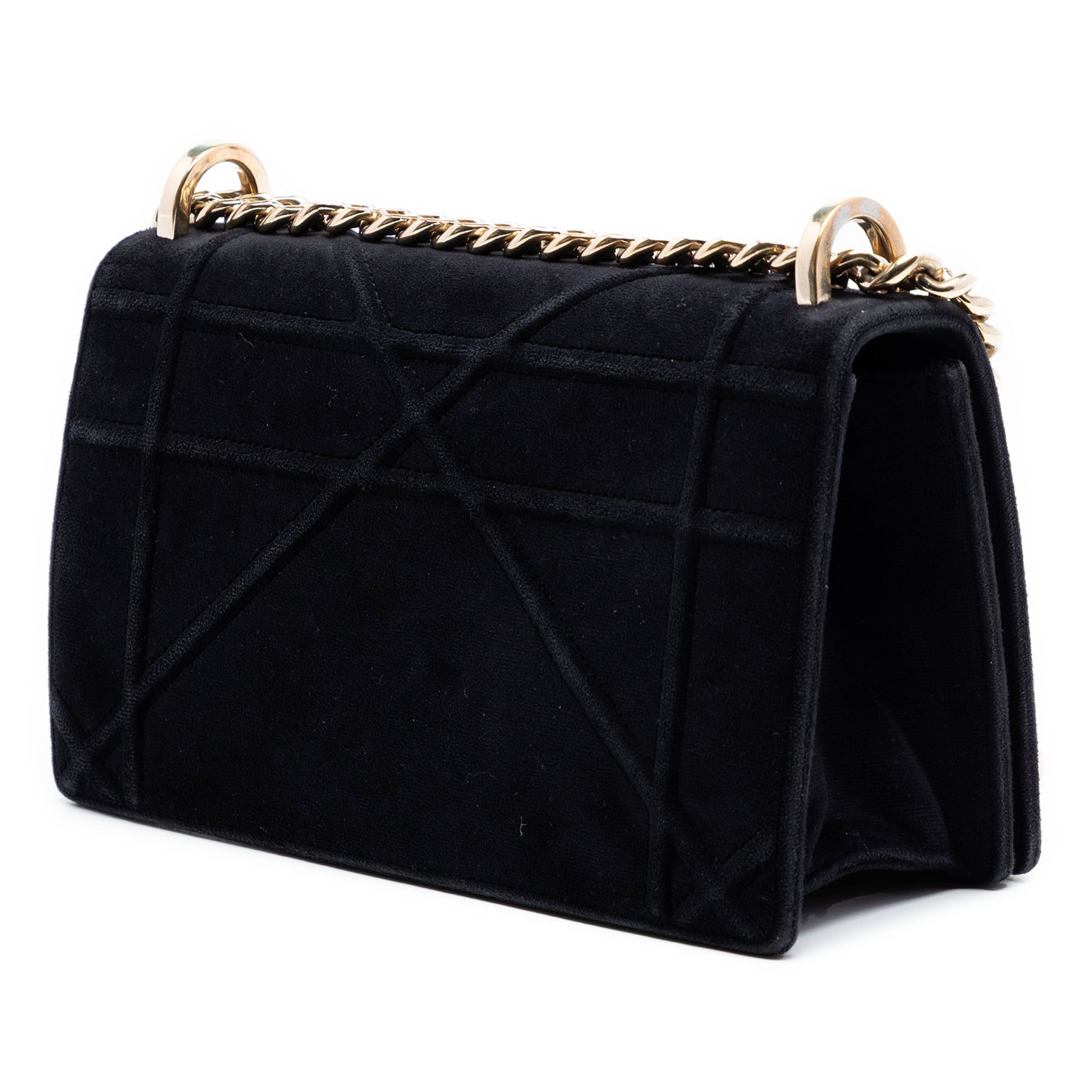 Dior Small Velvet Diorama Flap, från Luxclusif, i färgen svart. Klicka för att öppna bilden i stort format