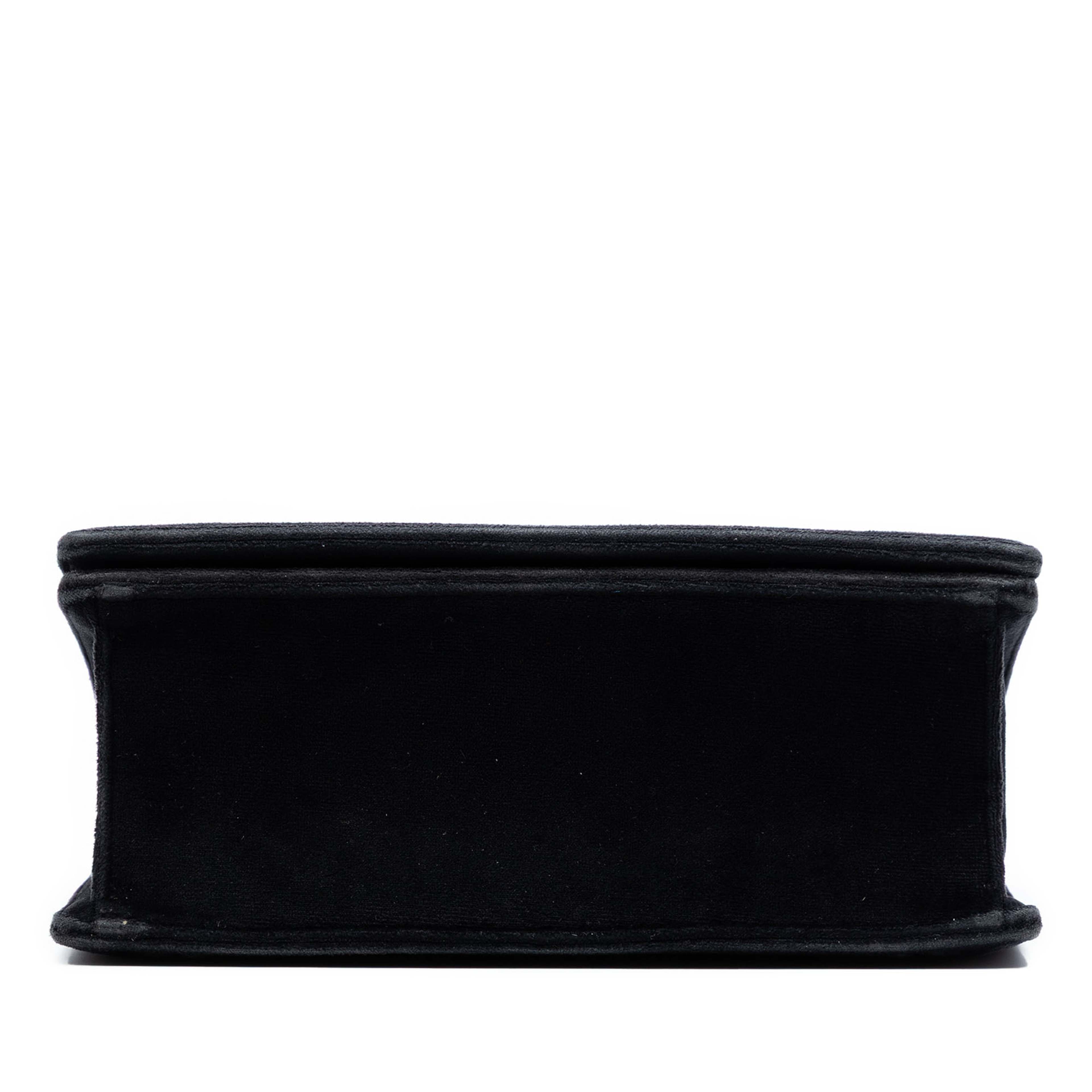 Dior Small Velvet Diorama Flap, från Luxclusif, i färgen svart. Klicka för att öppna bilden i stort format