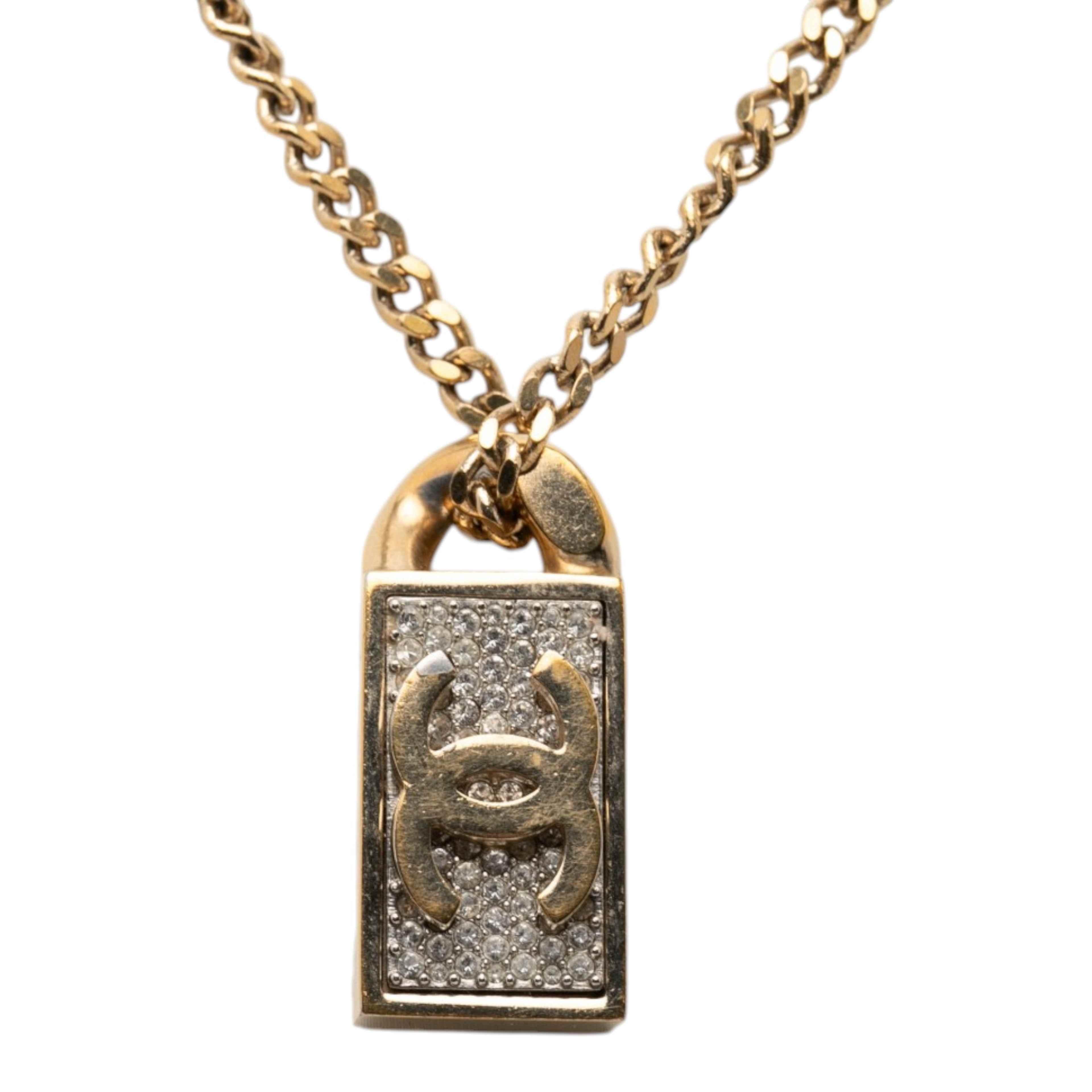 Chanel Cc Gold Plated Strass Necklace Pendant, från Luxclusif, i färgen guld. Klicka för att öppna bilden i stort format