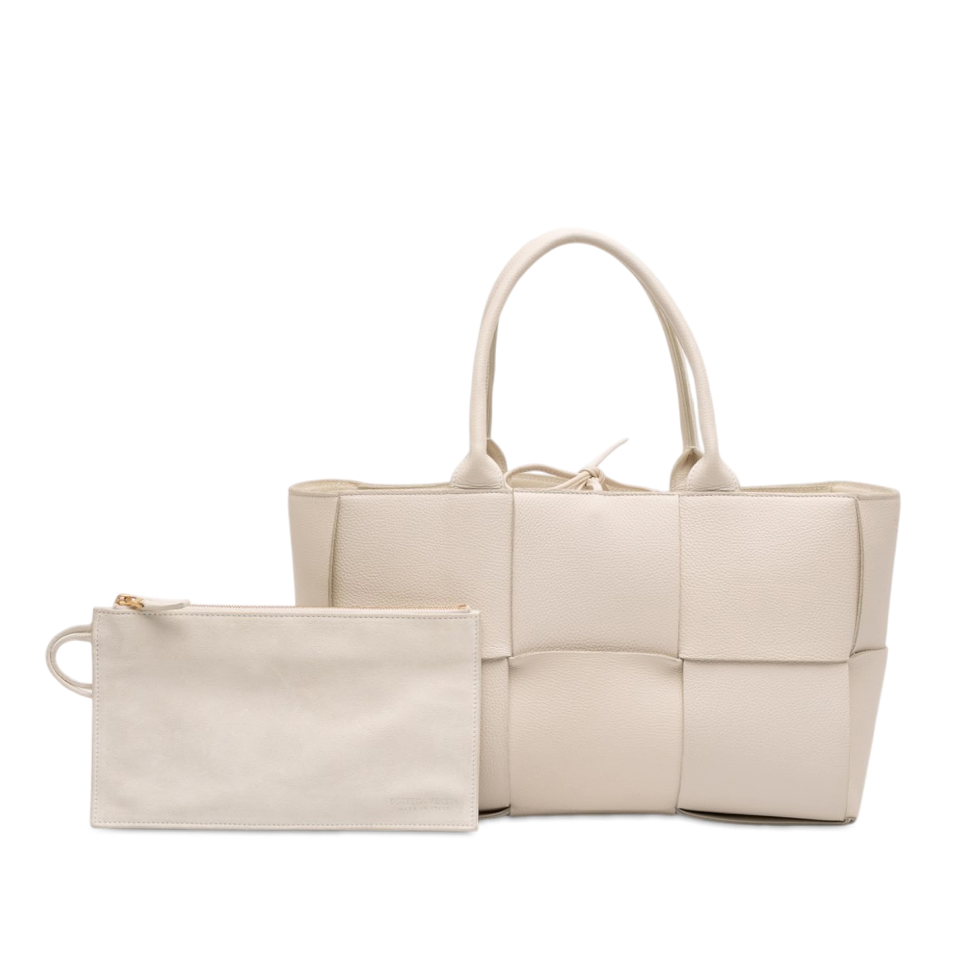 Bottega Veneta Small Nappa Maxi Intrecciato Arco Tote, från Luxclusif, i färgen vit. Klicka för att öppna bilden i stort format