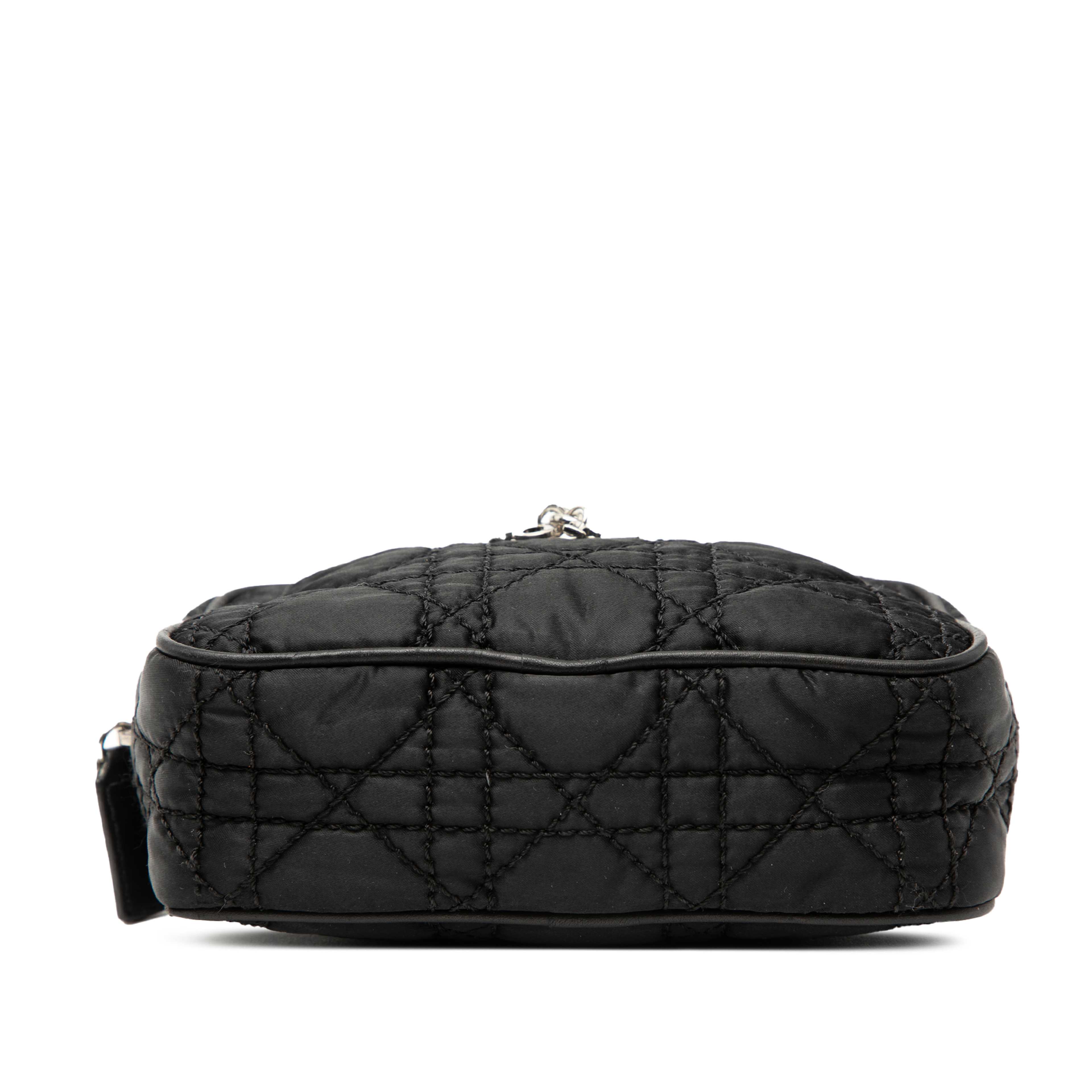 Dior Nylon Cannage Charm Trousse Cosmetic Bag, från Luxclusif, i färgen black. Klicka för att öppna bilden i stort format