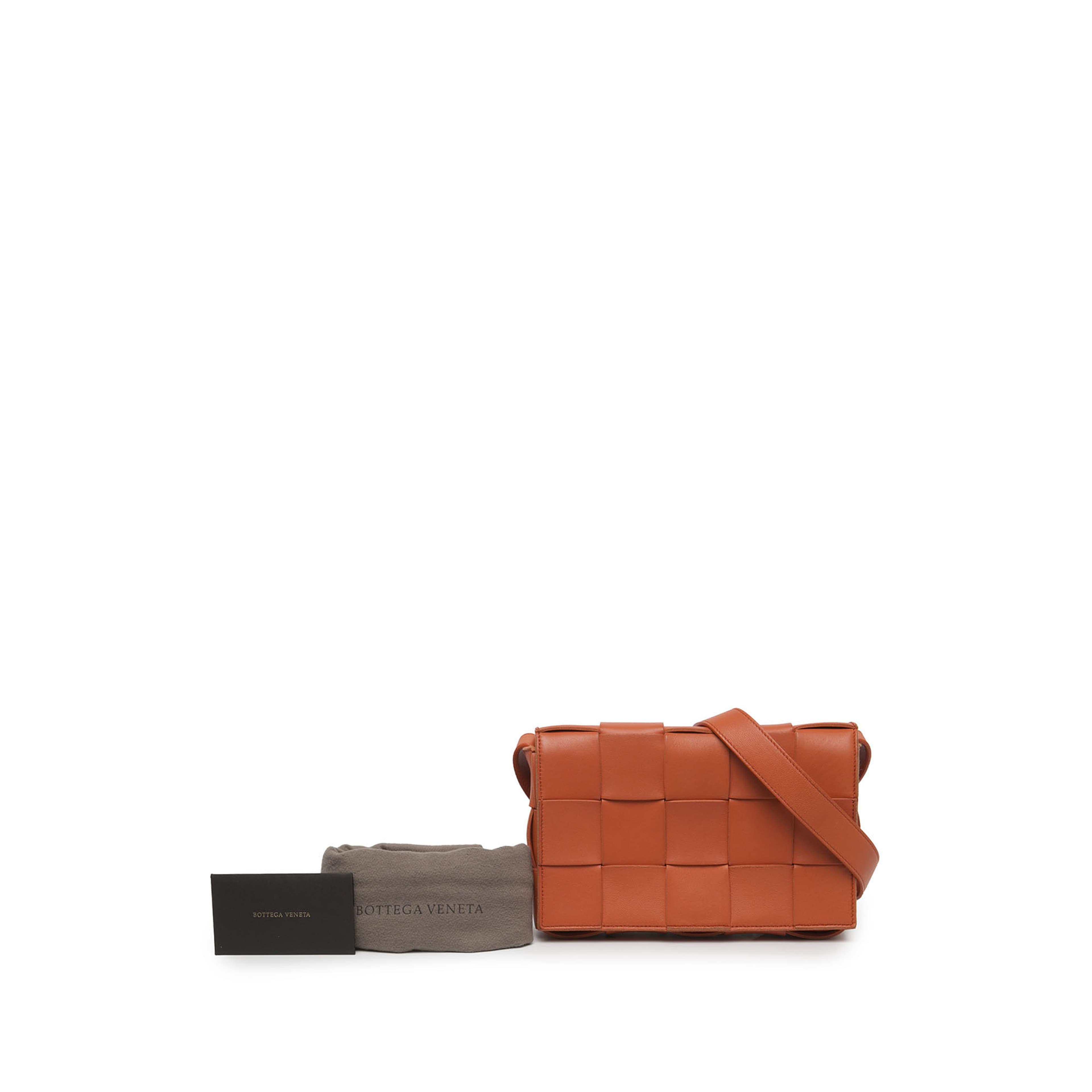 Bottega Veneta Small Nappa Intrecciato Cassette Crossbody, från Luxclusif, i färgen orange. Klicka för att öppna bilden i stort format