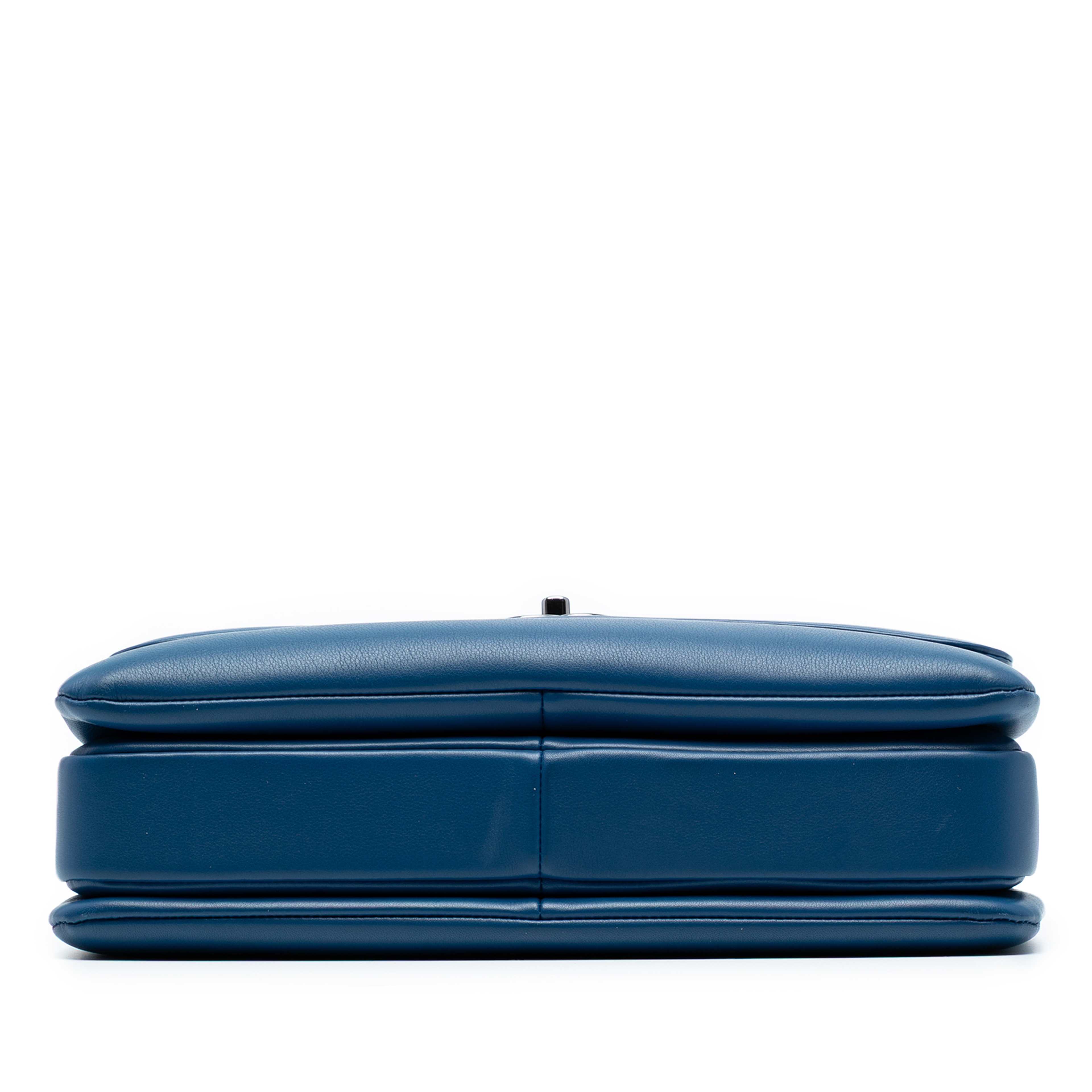 Chanel Medium Lambskin Trendy Cc Top Handle Bag, från Luxclusif, i färgen dark blue. Klicka för att öppna bilden i stort format