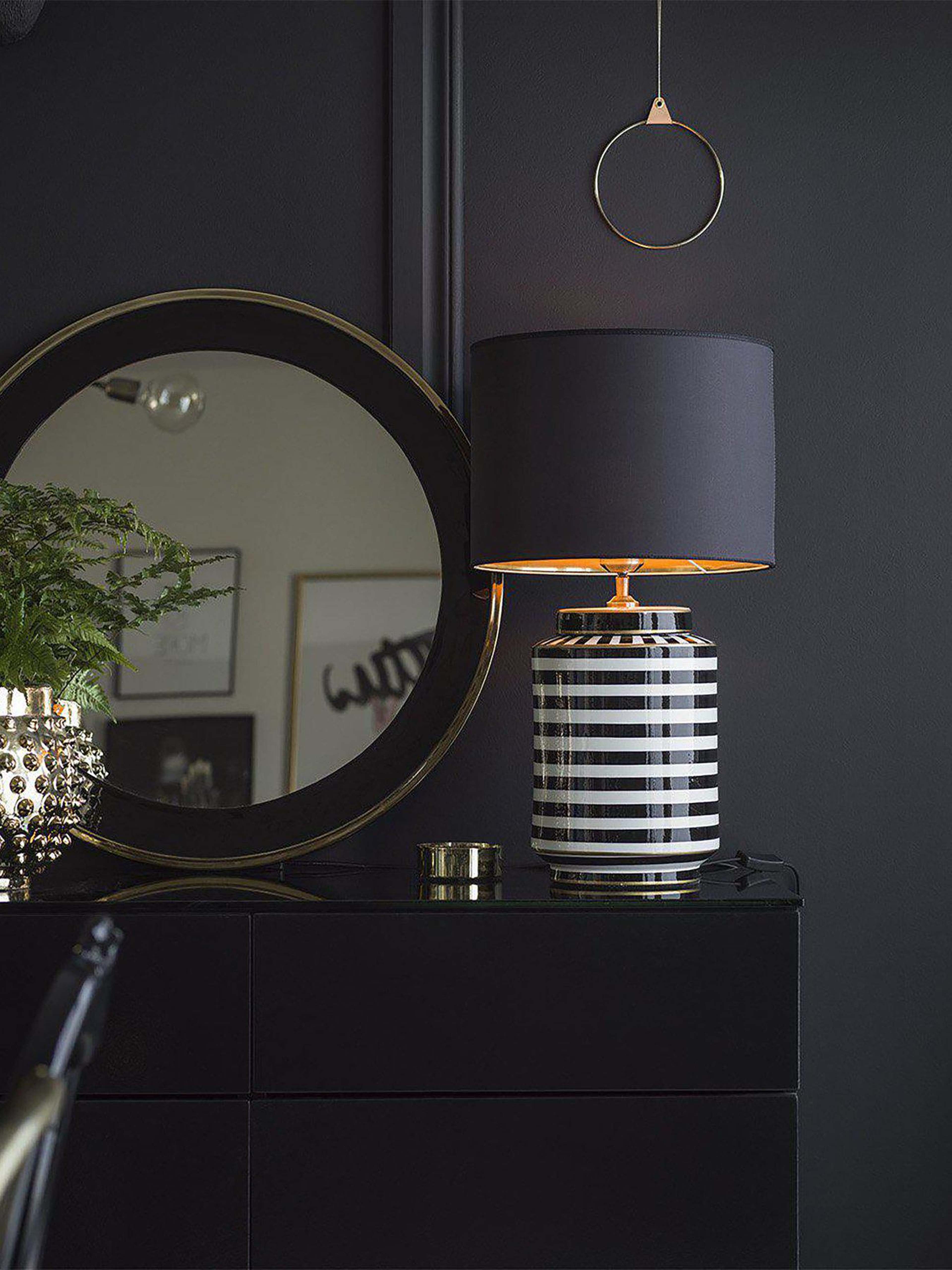 Gatsby Bordslampa, från PR Home, i färgen svart/vit. Klicka för att öppna bilden i stort format