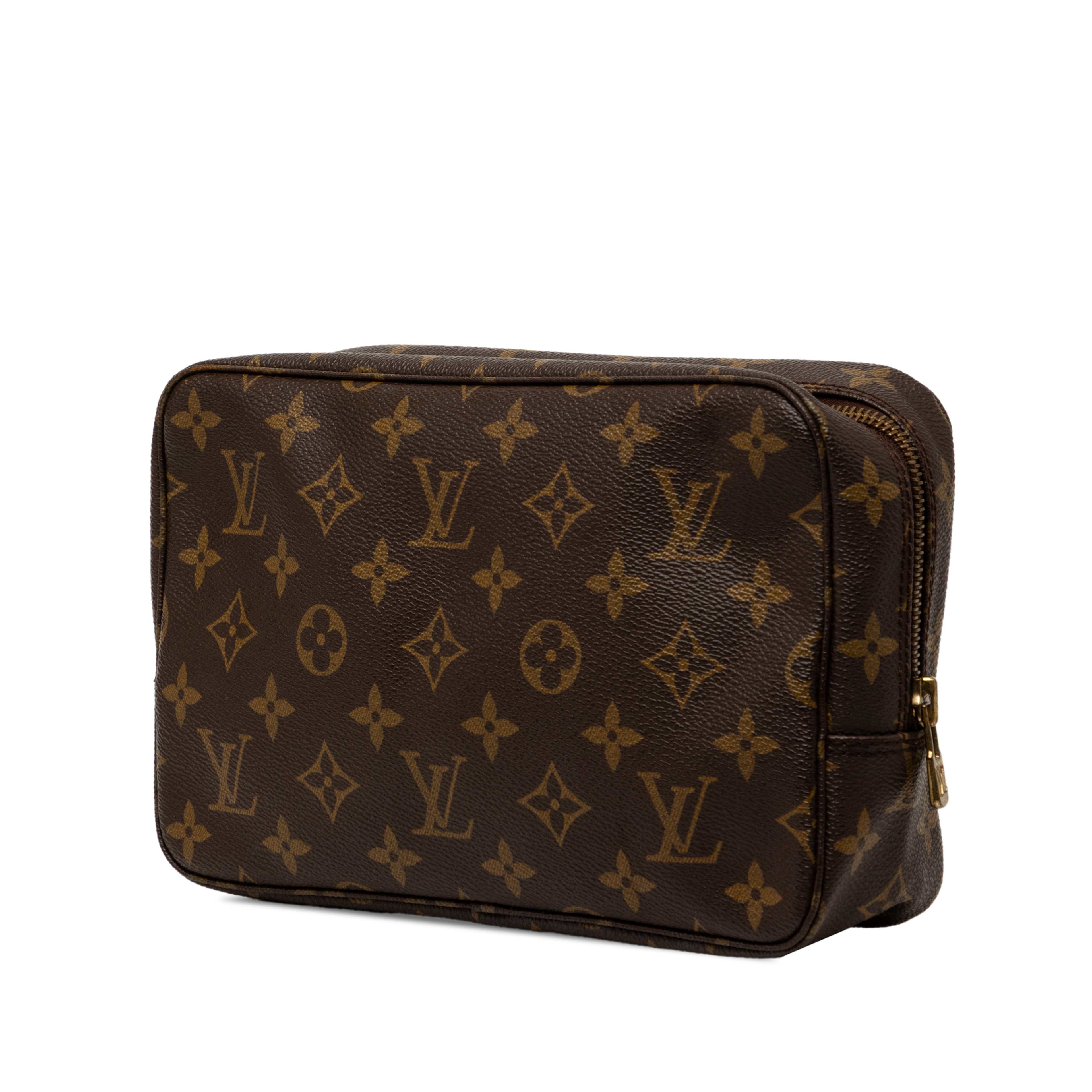 Louis Vuitton Monogram Trousse Toilette 23, från Luxclusif, i färgen brown. Klicka för att öppna bilden i stort format