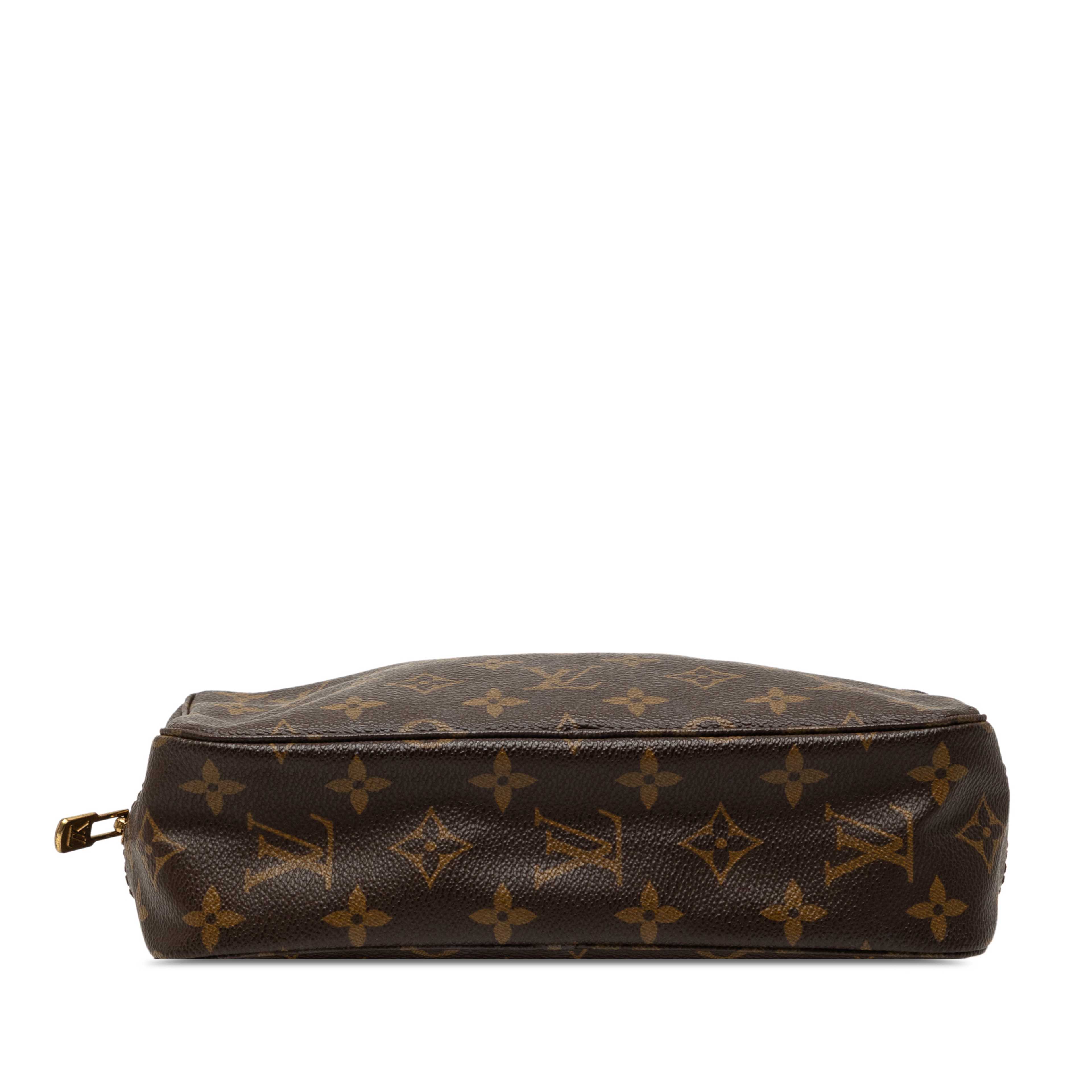 Louis Vuitton Monogram Trousse Toilette 23, från Luxclusif, i färgen brown. Klicka för att öppna bilden i stort format