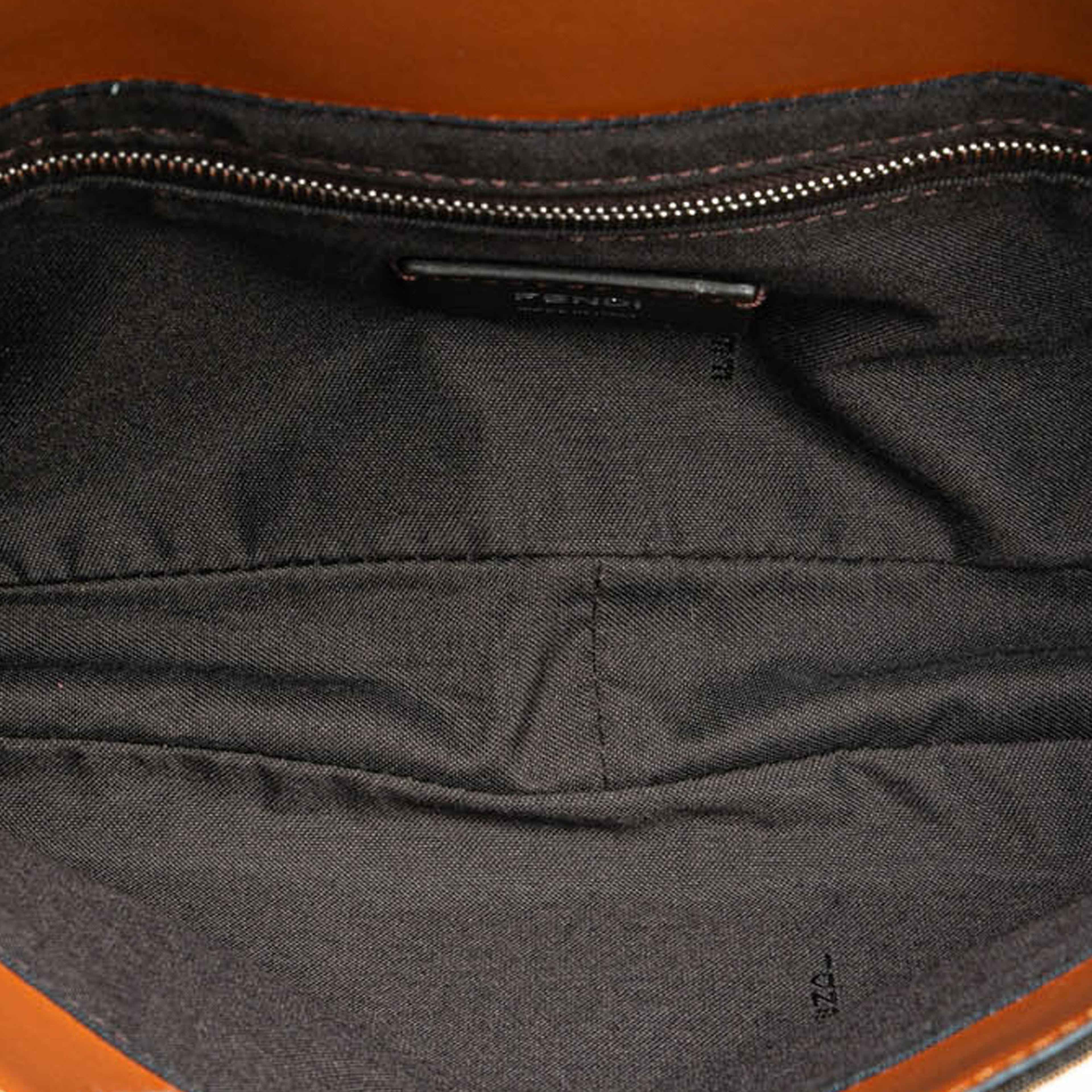 Fendi Zucca Canvas And Leather Convertible Baguette, från Luxclusif, i färgen brown. Klicka för att öppna bilden i stort format